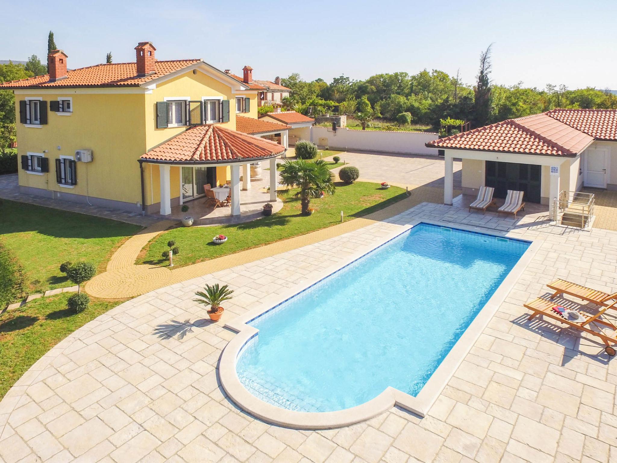 Foto 1 - Casa de 3 habitaciones en Raša con piscina privada y vistas al mar