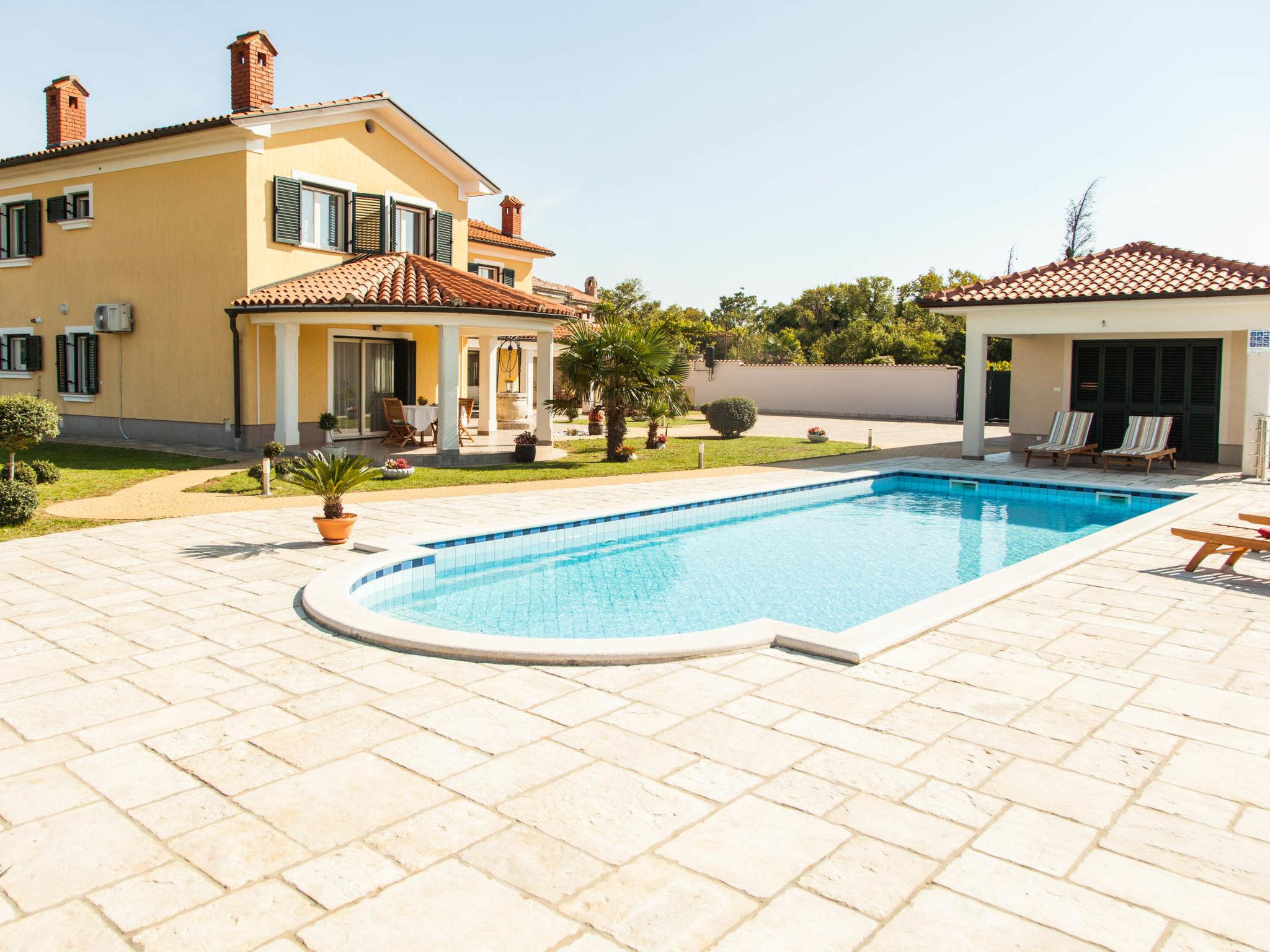 Foto 21 - Casa de 3 quartos em Raša com piscina privada e vistas do mar