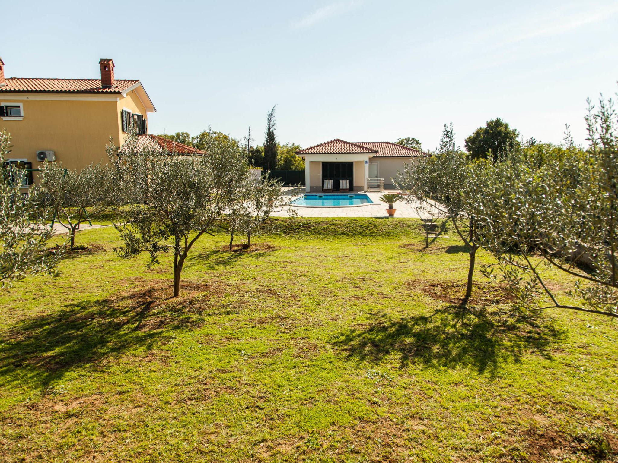 Foto 25 - Casa con 3 camere da letto a Raša con piscina privata e vista mare