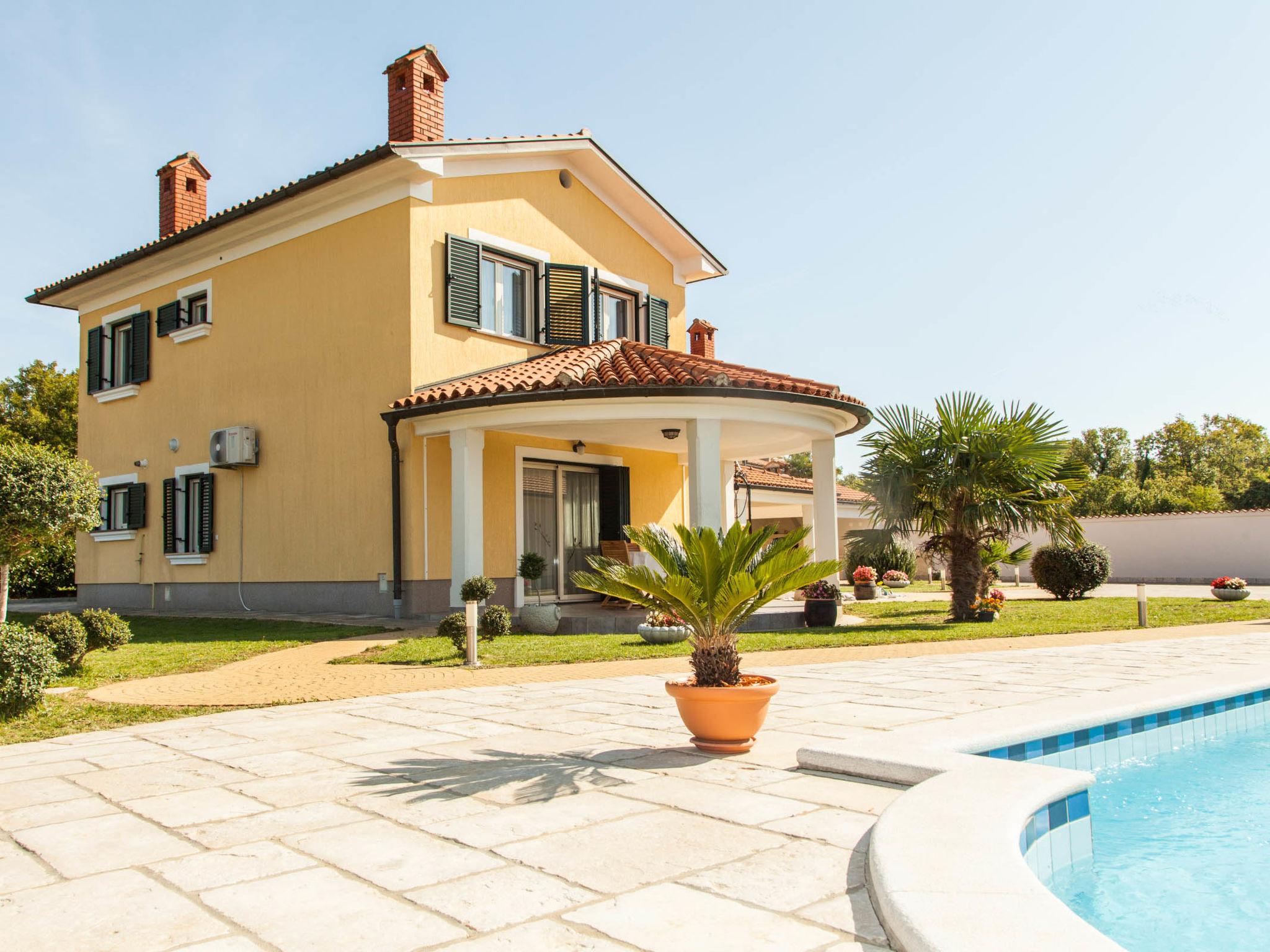 Photo 18 - Maison de 3 chambres à Raša avec piscine privée et jardin