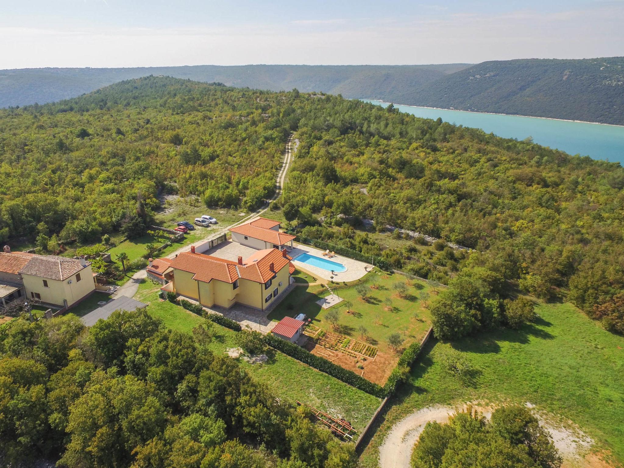 Foto 2 - Casa con 3 camere da letto a Raša con piscina privata e vista mare