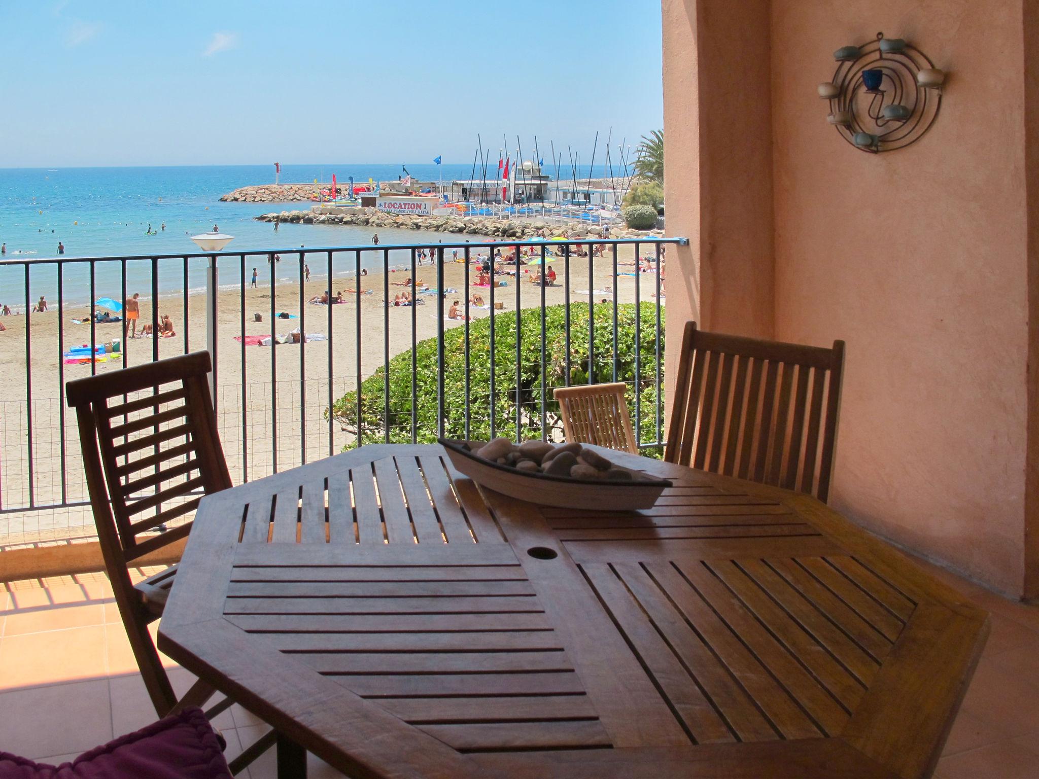 Photo 6 - Appartement de 3 chambres à Saint-Cyr-sur-Mer avec vues à la mer