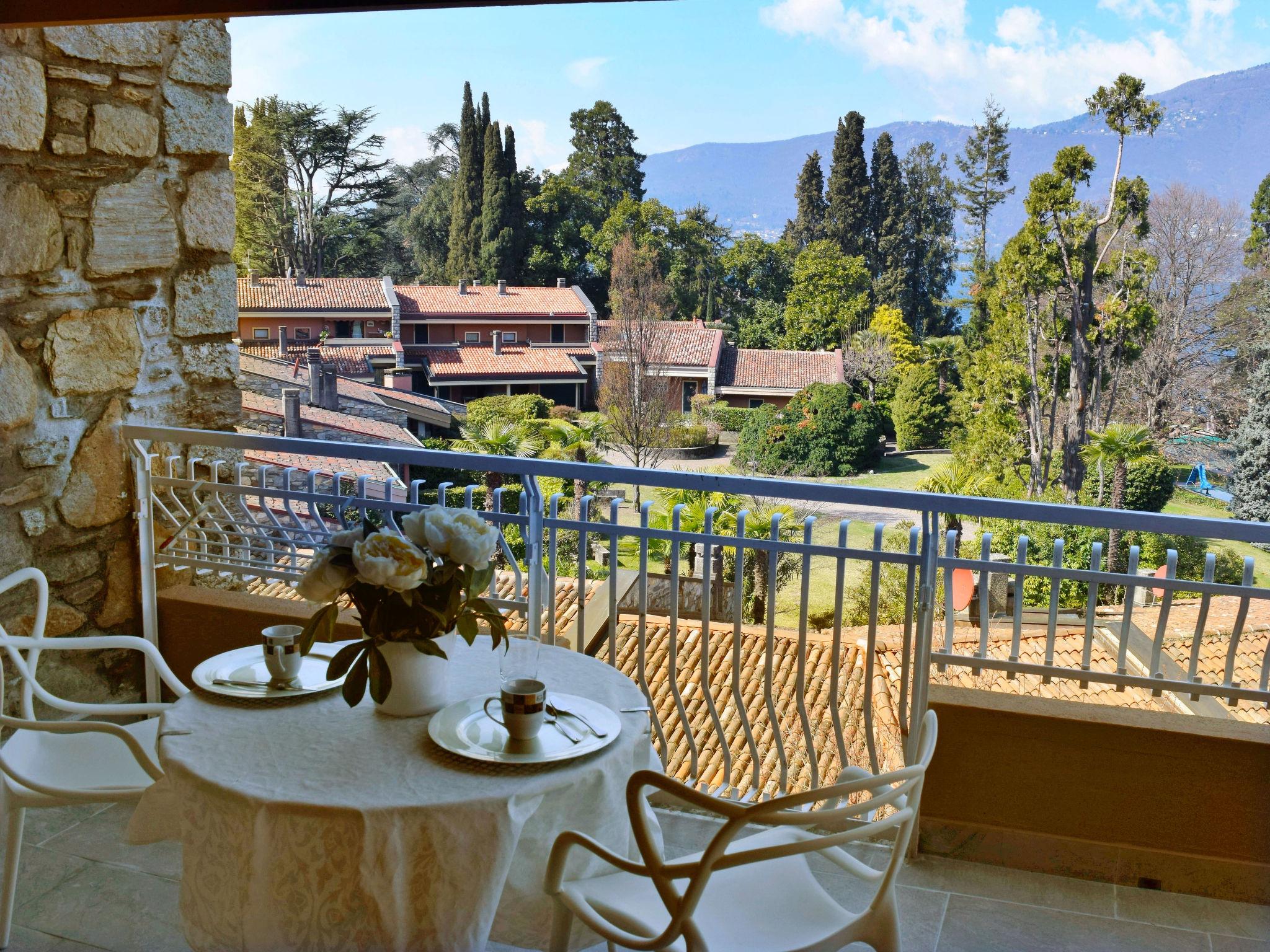 Foto 6 - Apartamento de 1 habitación en Porto Valtravaglia con piscina y vistas a la montaña