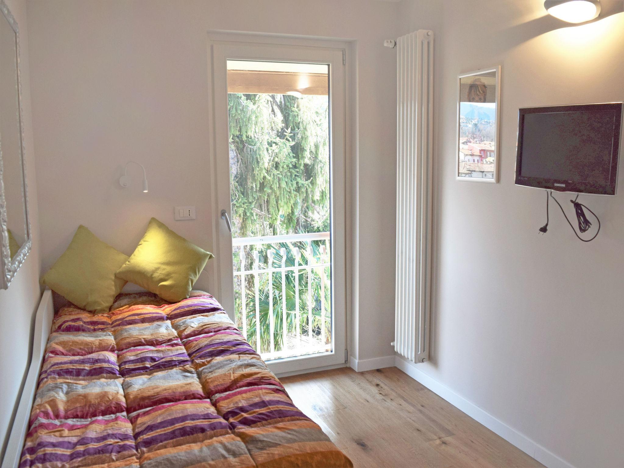 Foto 11 - Appartamento con 1 camera da letto a Porto Valtravaglia con piscina e vista sulle montagne
