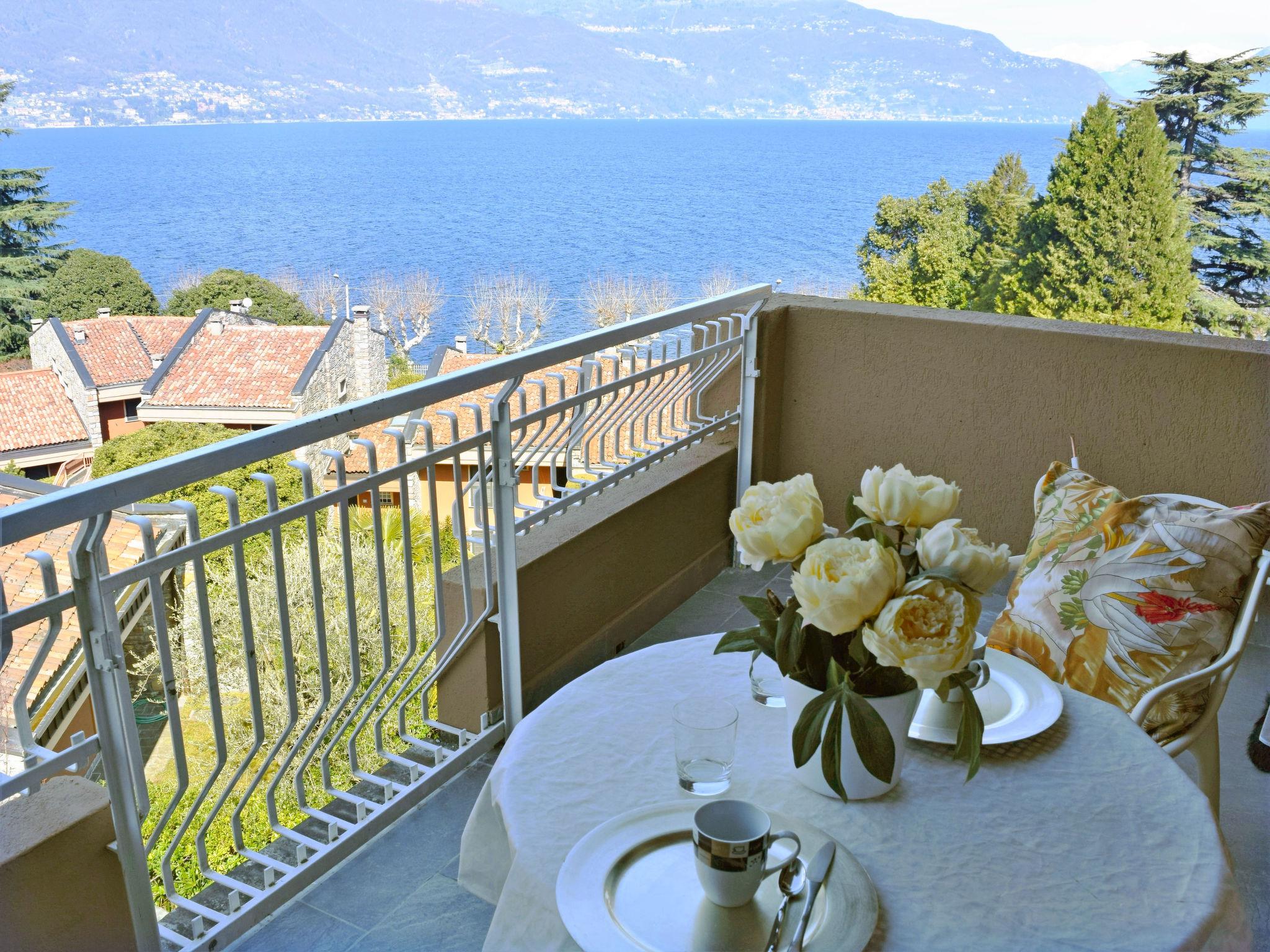 Foto 1 - Apartamento de 1 habitación en Porto Valtravaglia con piscina y vistas a la montaña