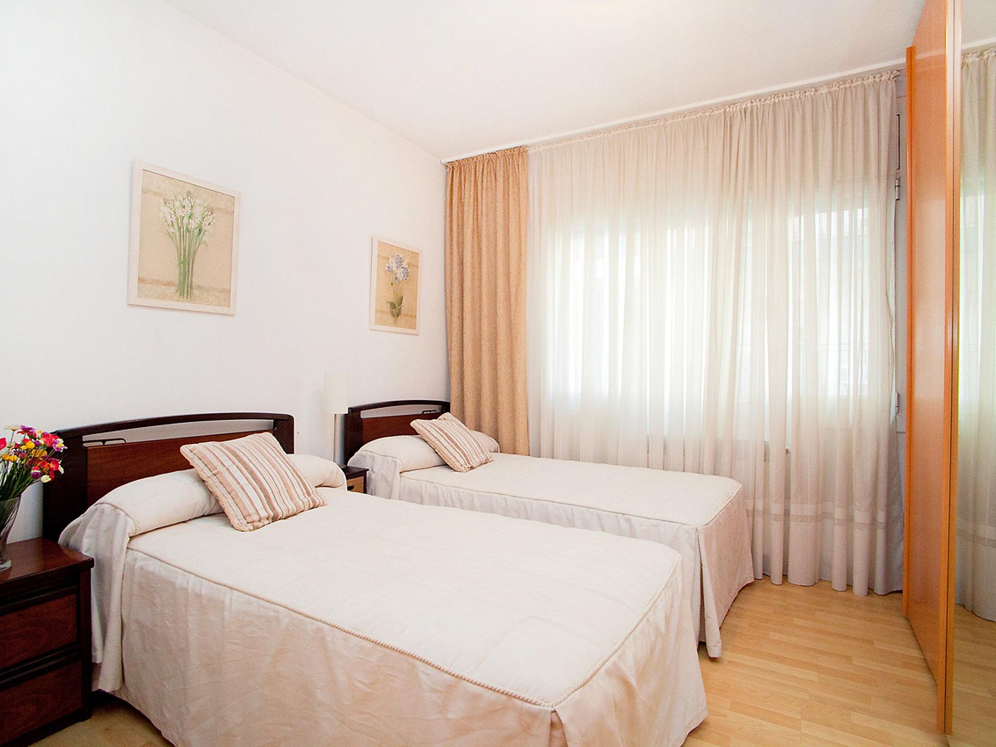 Foto 9 - Appartamento con 3 camere da letto a Calella con piscina e vista mare