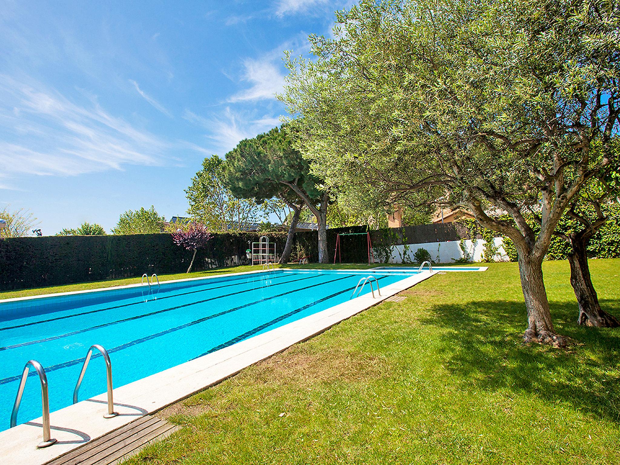 Foto 1 - Apartamento de 3 habitaciones en Calella con piscina y vistas al mar