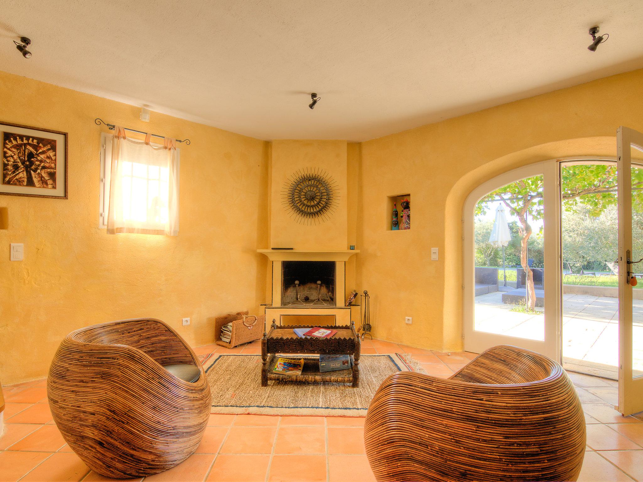 Photo 10 - 4 bedroom House in Cucuron with private pool and terrace