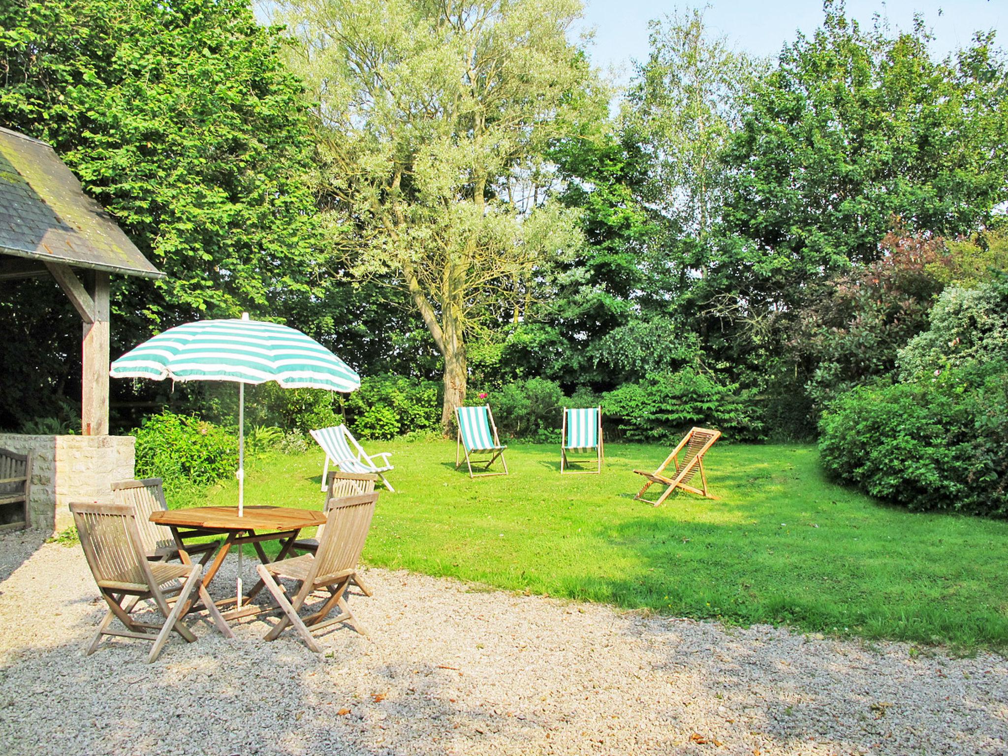 Photo 2 - Maison de 2 chambres à Sainte-Marie-du-Mont avec terrasse et vues à la mer