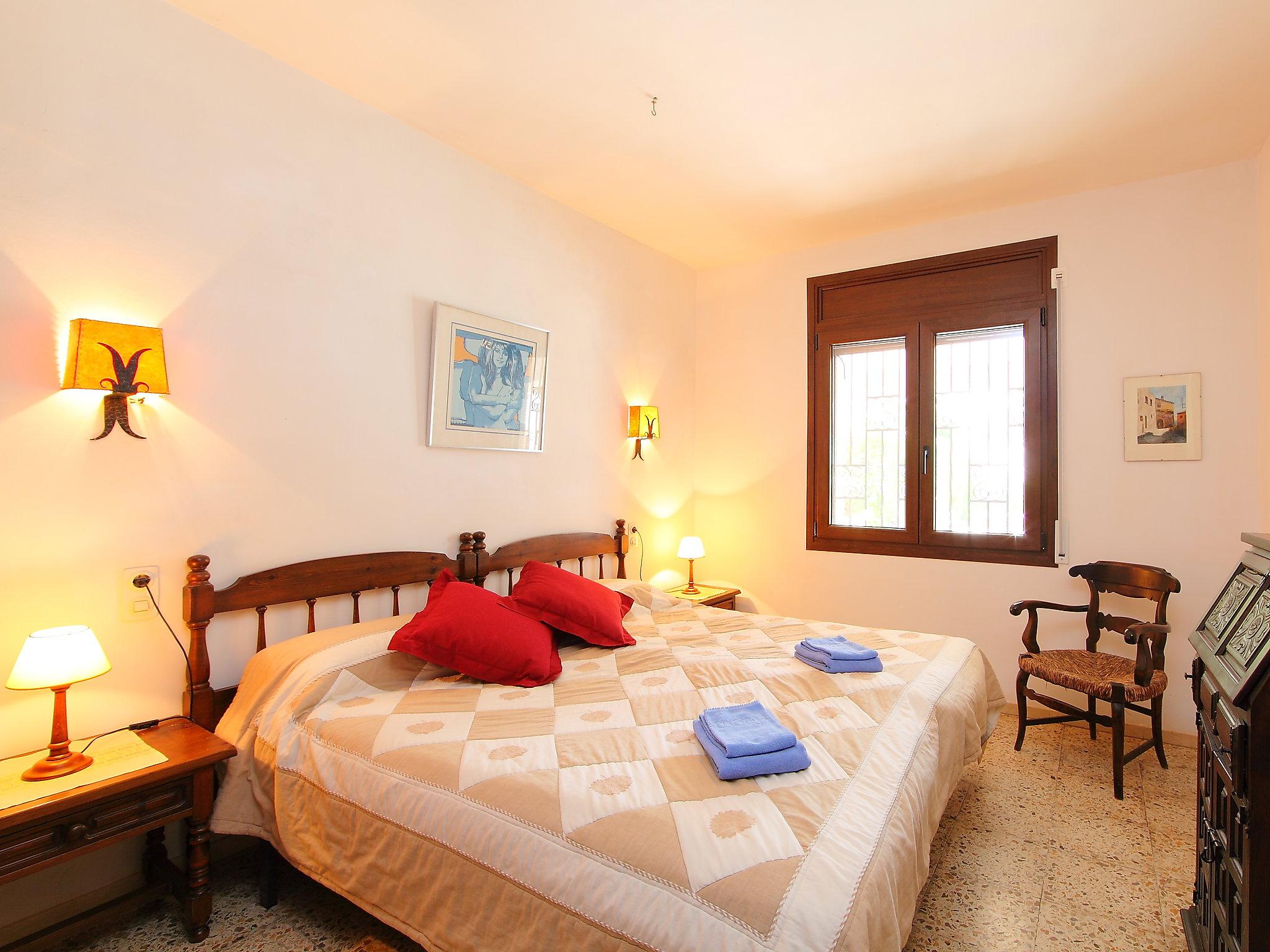 Foto 9 - Casa de 4 habitaciones en Castelló d'Empúries con piscina privada y vistas al mar
