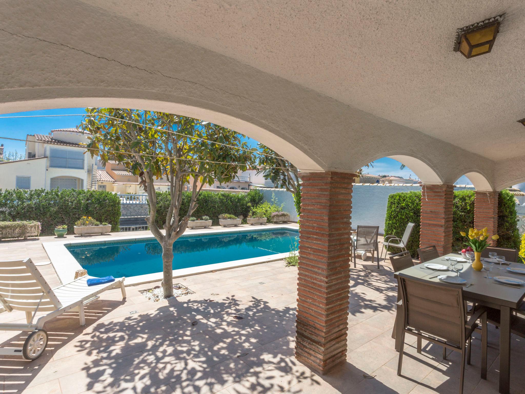 Photo 17 - Maison de 4 chambres à Castelló d'Empúries avec piscine privée et vues à la mer