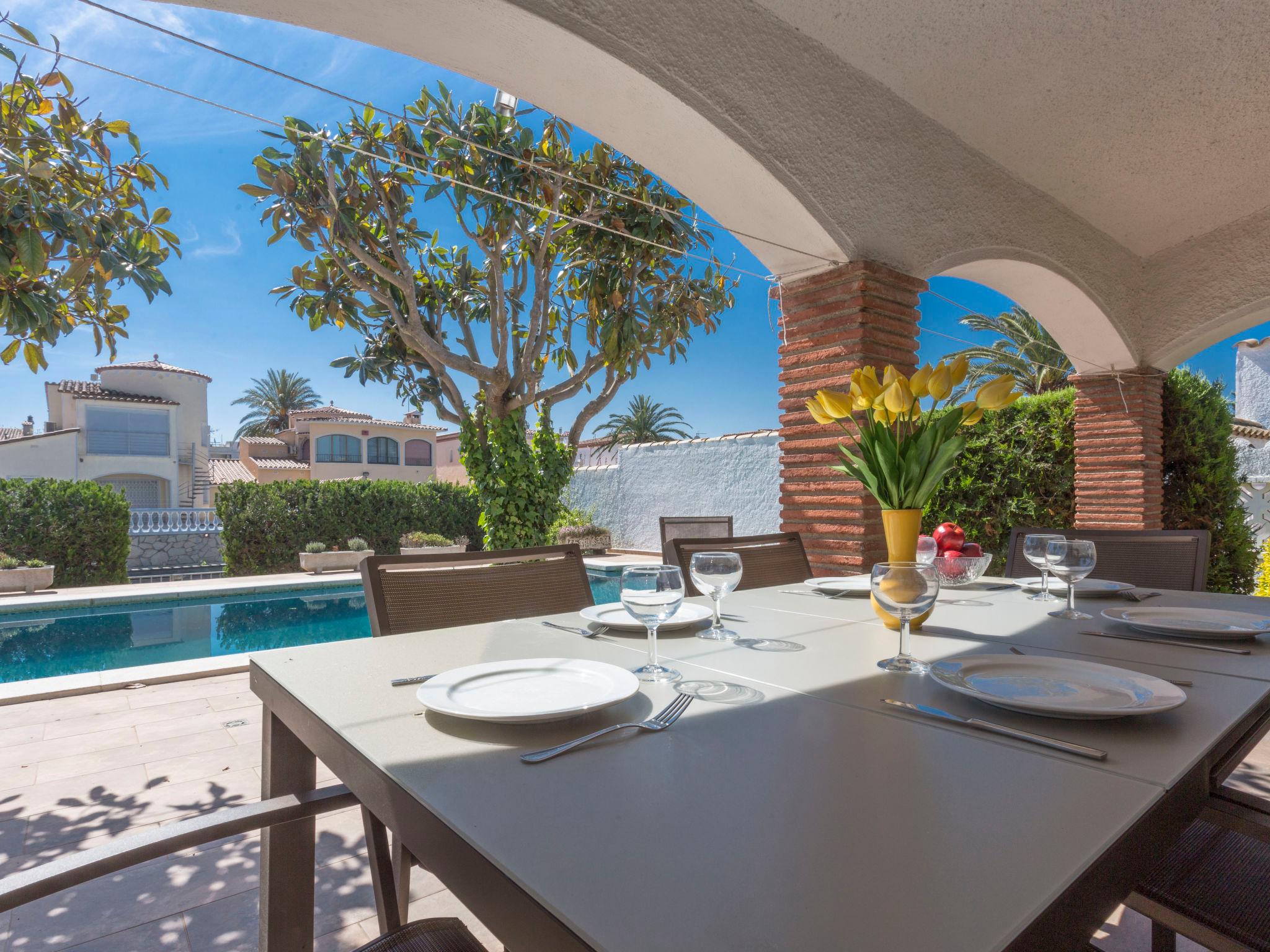 Photo 22 - Maison de 4 chambres à Castelló d'Empúries avec piscine privée et jardin