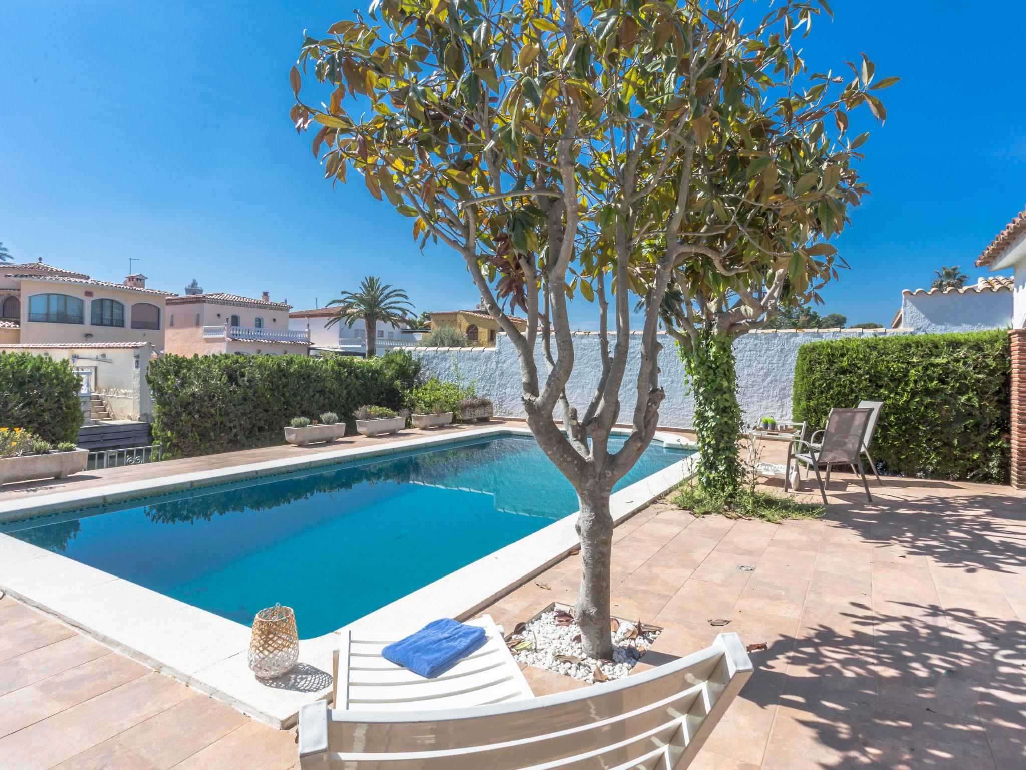 Foto 5 - Casa de 4 habitaciones en Castelló d'Empúries con piscina privada y vistas al mar