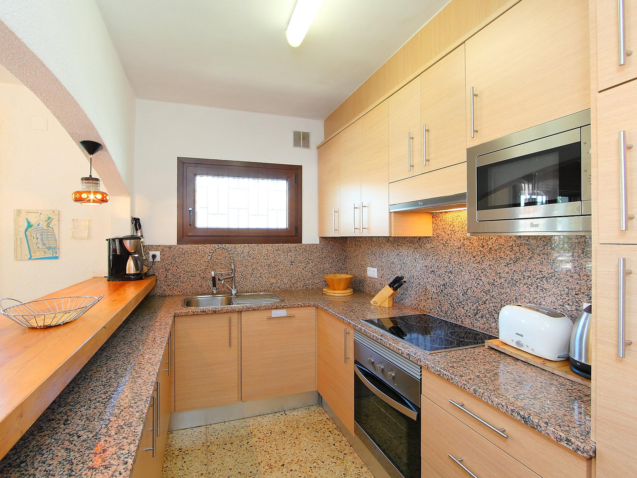 Photo 4 - 4 bedroom House in Castelló d'Empúries with private pool and sea view
