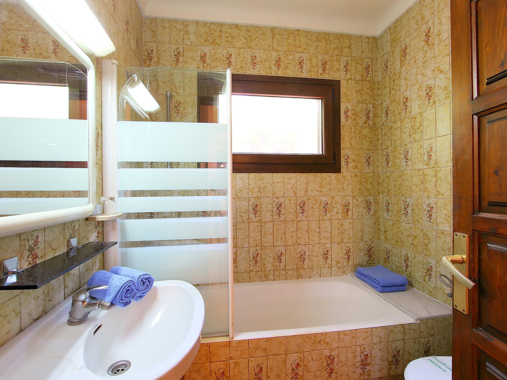 Photo 13 - 4 bedroom House in Castelló d'Empúries with private pool and garden