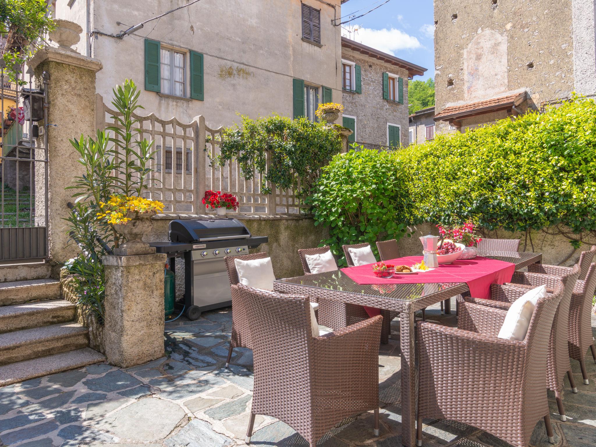 Photo 1 - Maison de 4 chambres à Perledo avec piscine privée et jardin