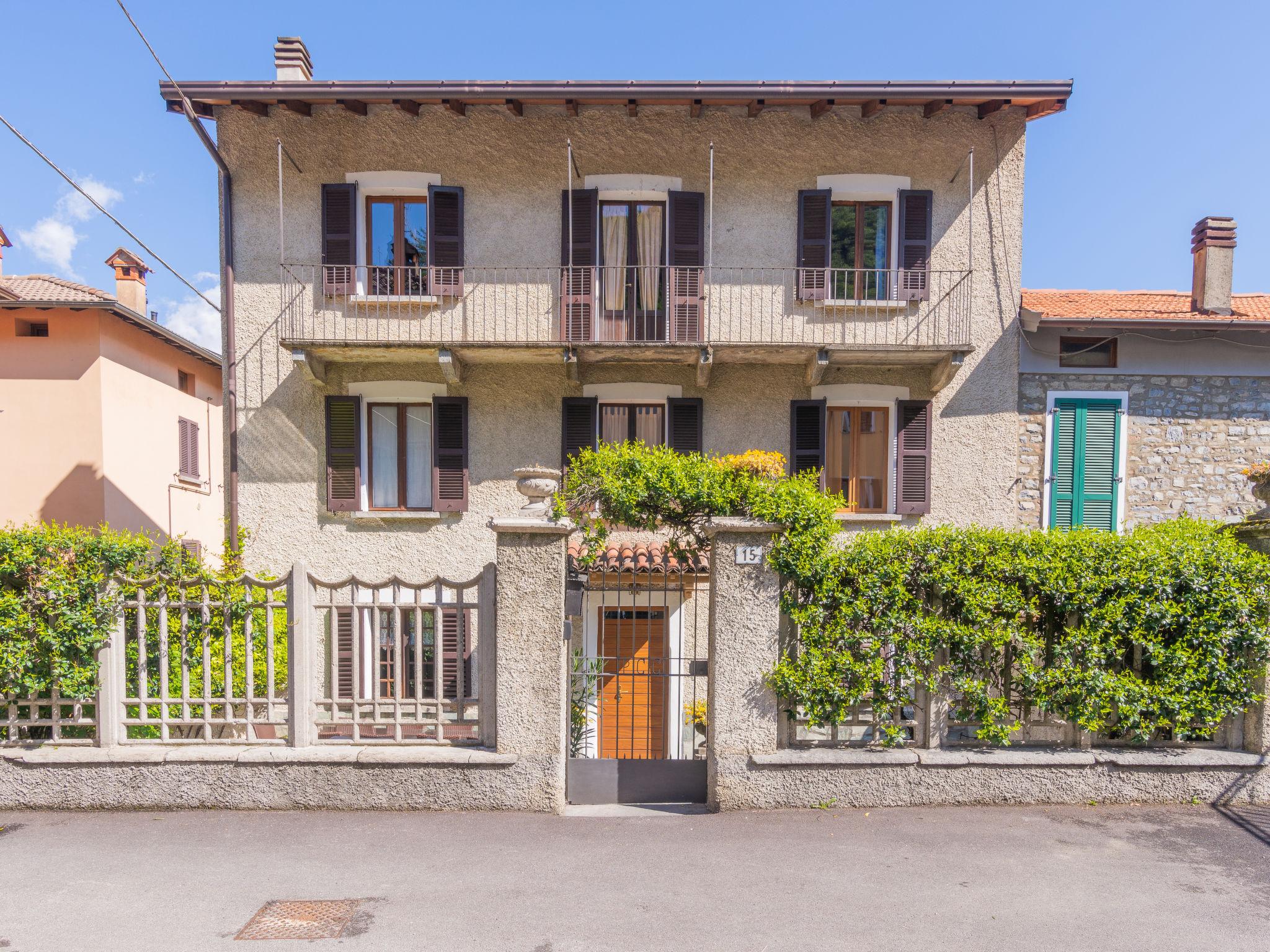 Foto 4 - Casa con 4 camere da letto a Perledo con piscina privata e giardino