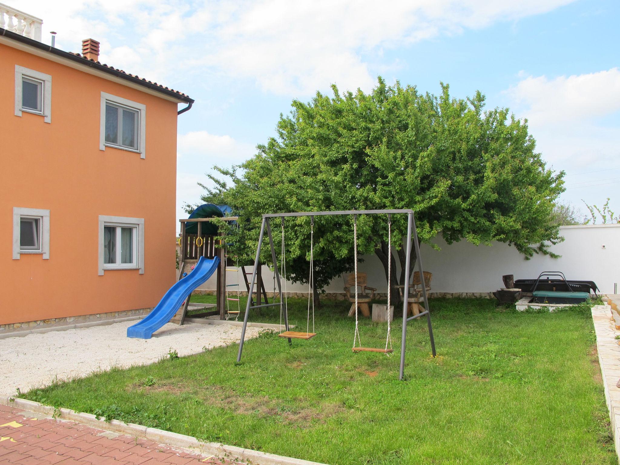 Photo 23 - Maison de 6 chambres à Pula avec piscine privée et jardin