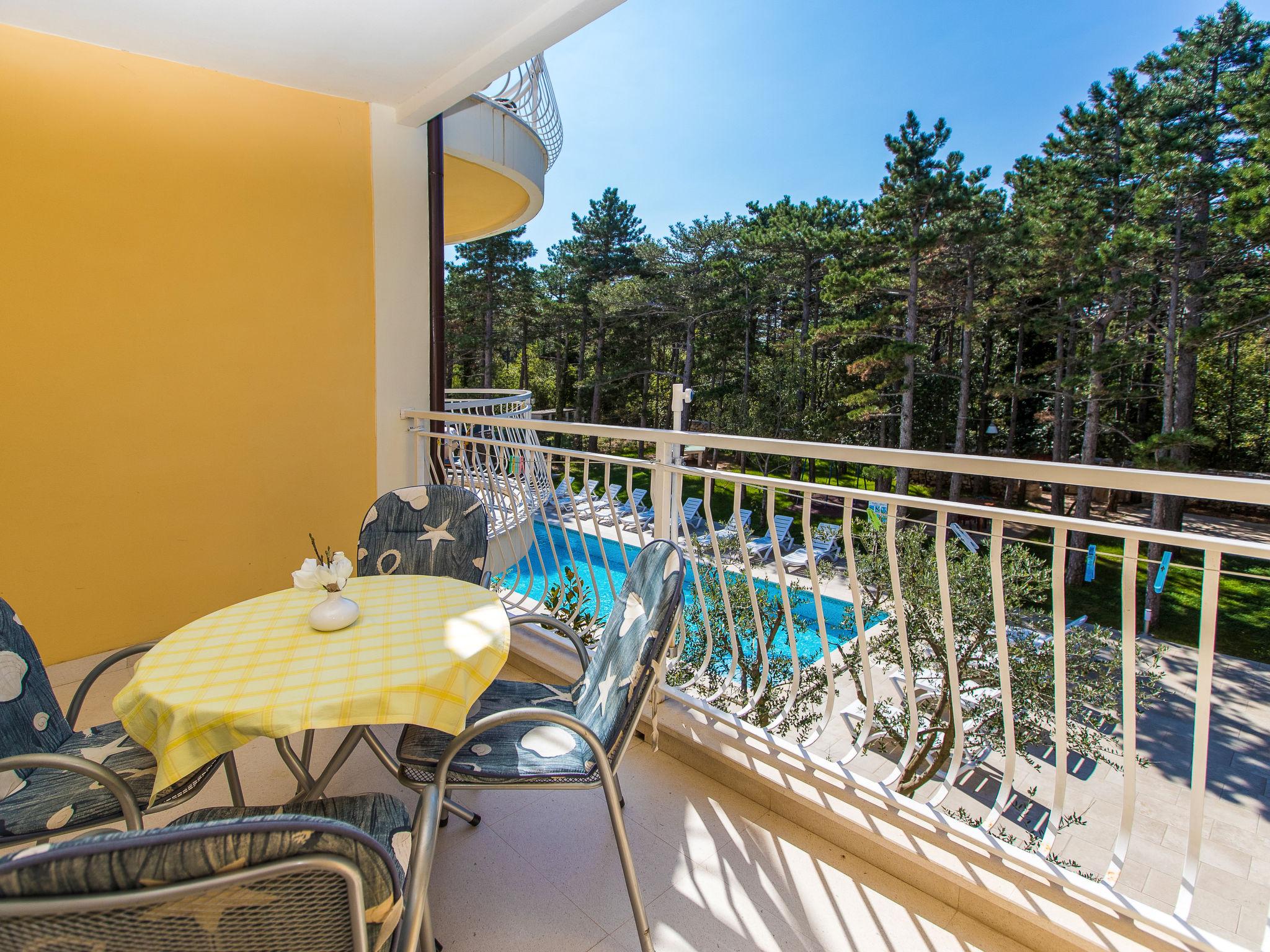 Foto 2 - Apartamento de 1 habitación en Crikvenica con piscina y vistas al mar