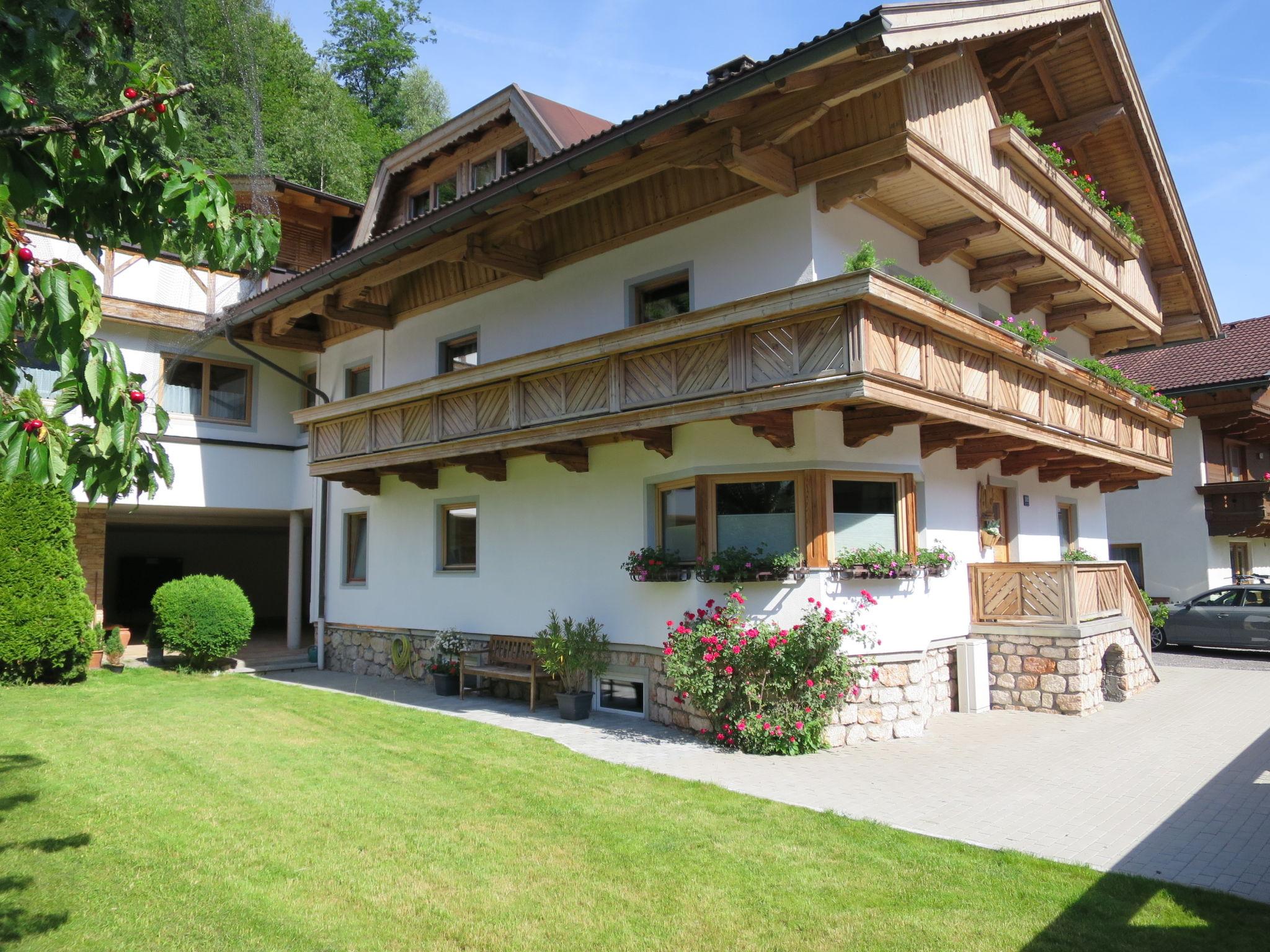 Foto 1 - Appartamento con 3 camere da letto a Aschau im Zillertal con terrazza e vista sulle montagne