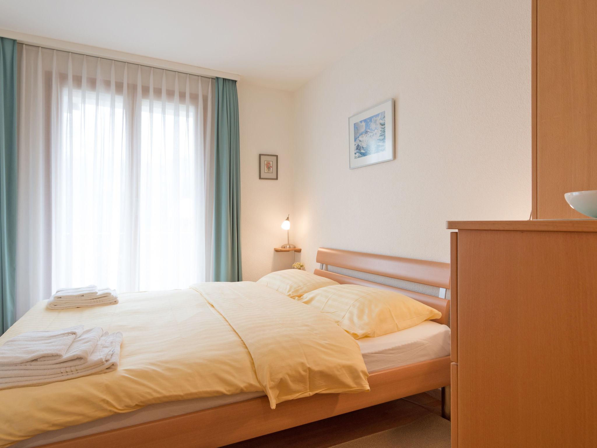 Foto 3 - Appartamento con 2 camere da letto a Lauterbrunnen con terrazza e vista sulle montagne
