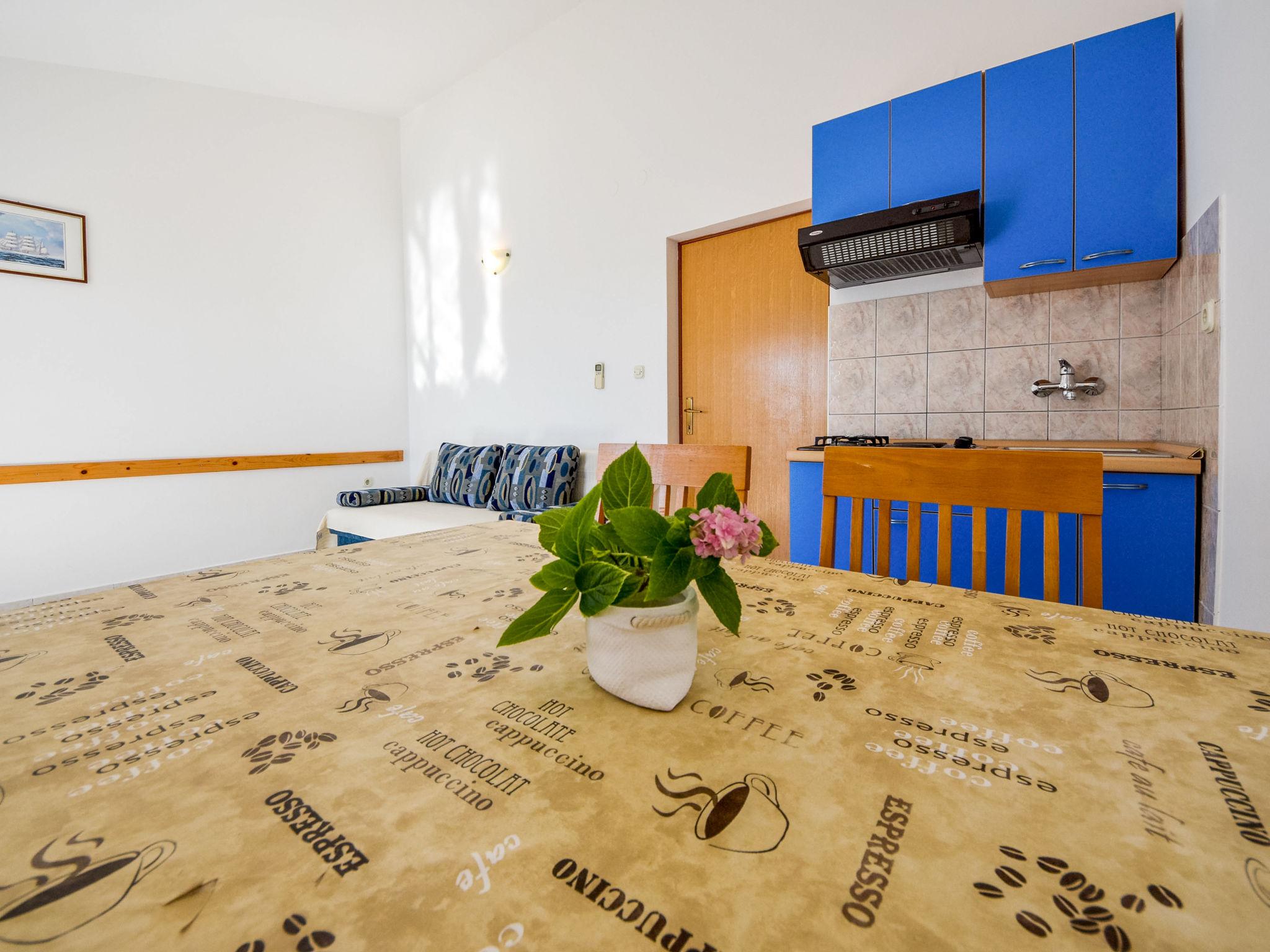 Foto 4 - Apartamento de 1 habitación en Starigrad con terraza y vistas al mar