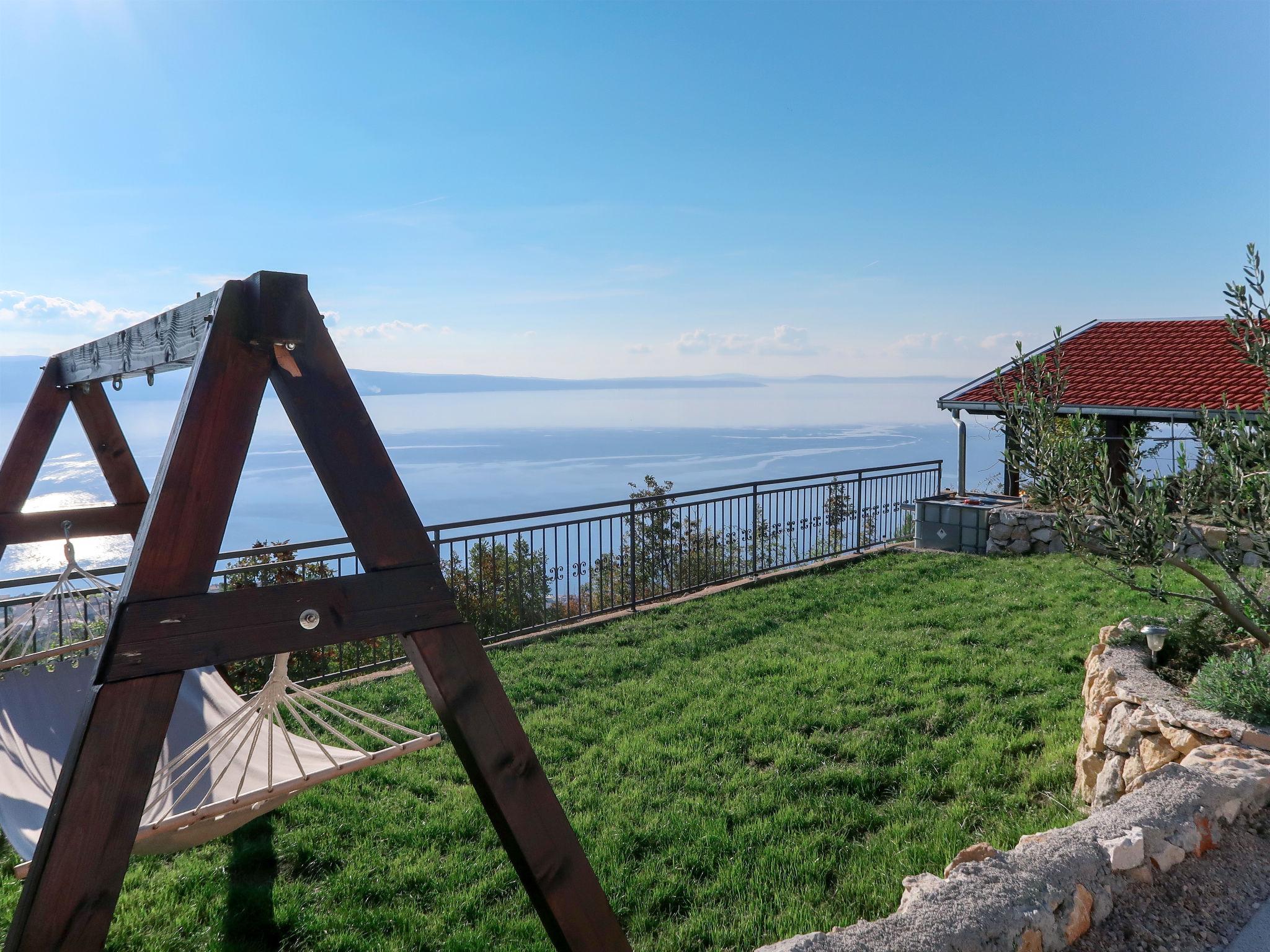 Foto 10 - Casa con 3 camere da letto a Dugi Rat con piscina privata e vista mare