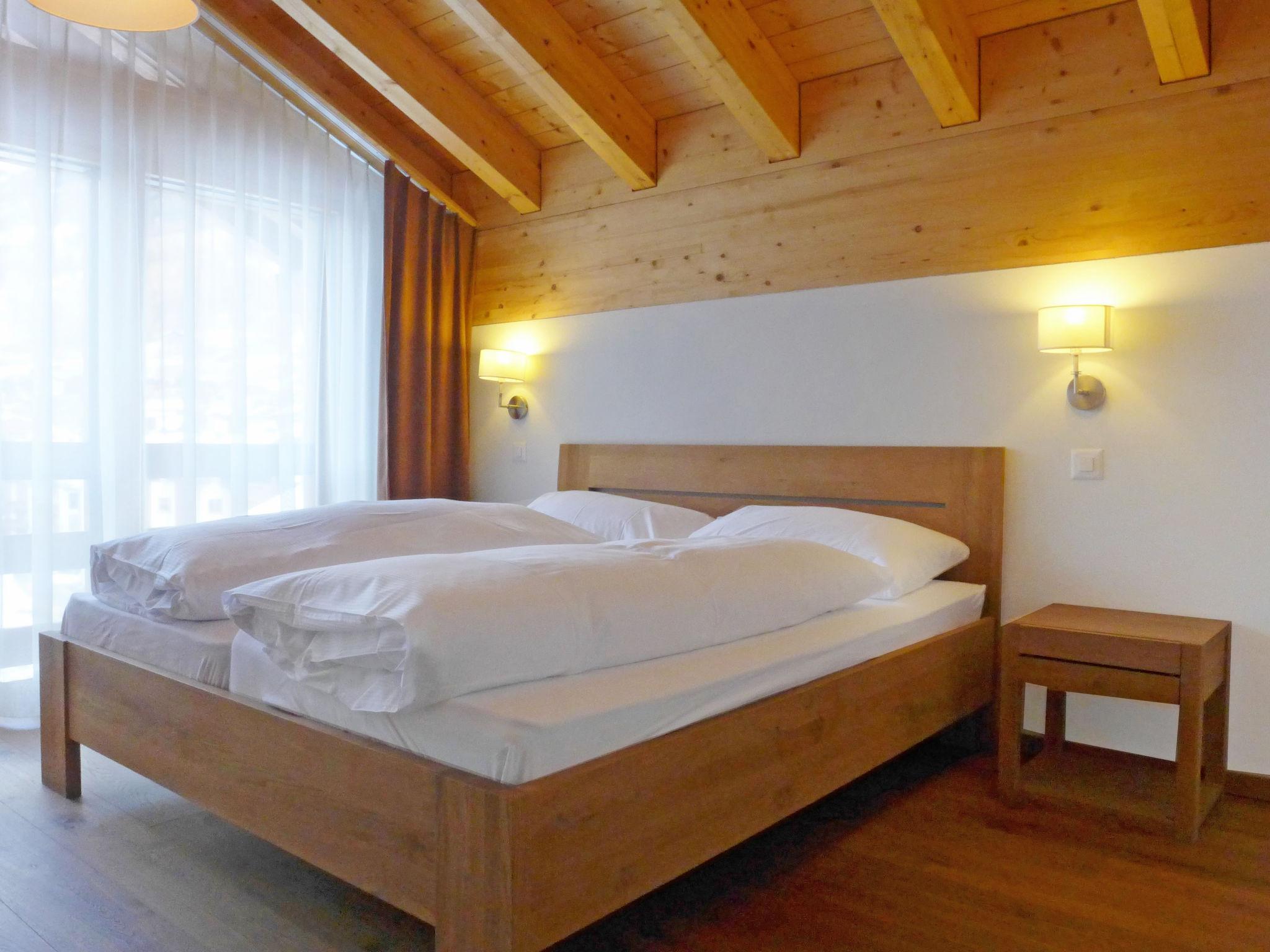 Foto 17 - Appartamento con 4 camere da letto a Zermatt con vista sulle montagne