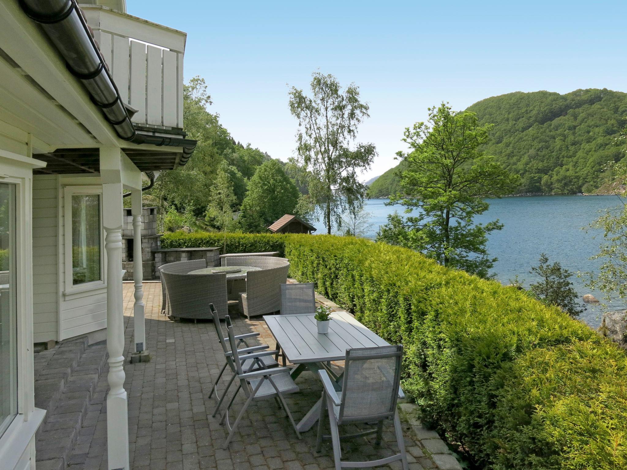 Photo 2 - Maison de 5 chambres à Lyngdal avec jardin et terrasse