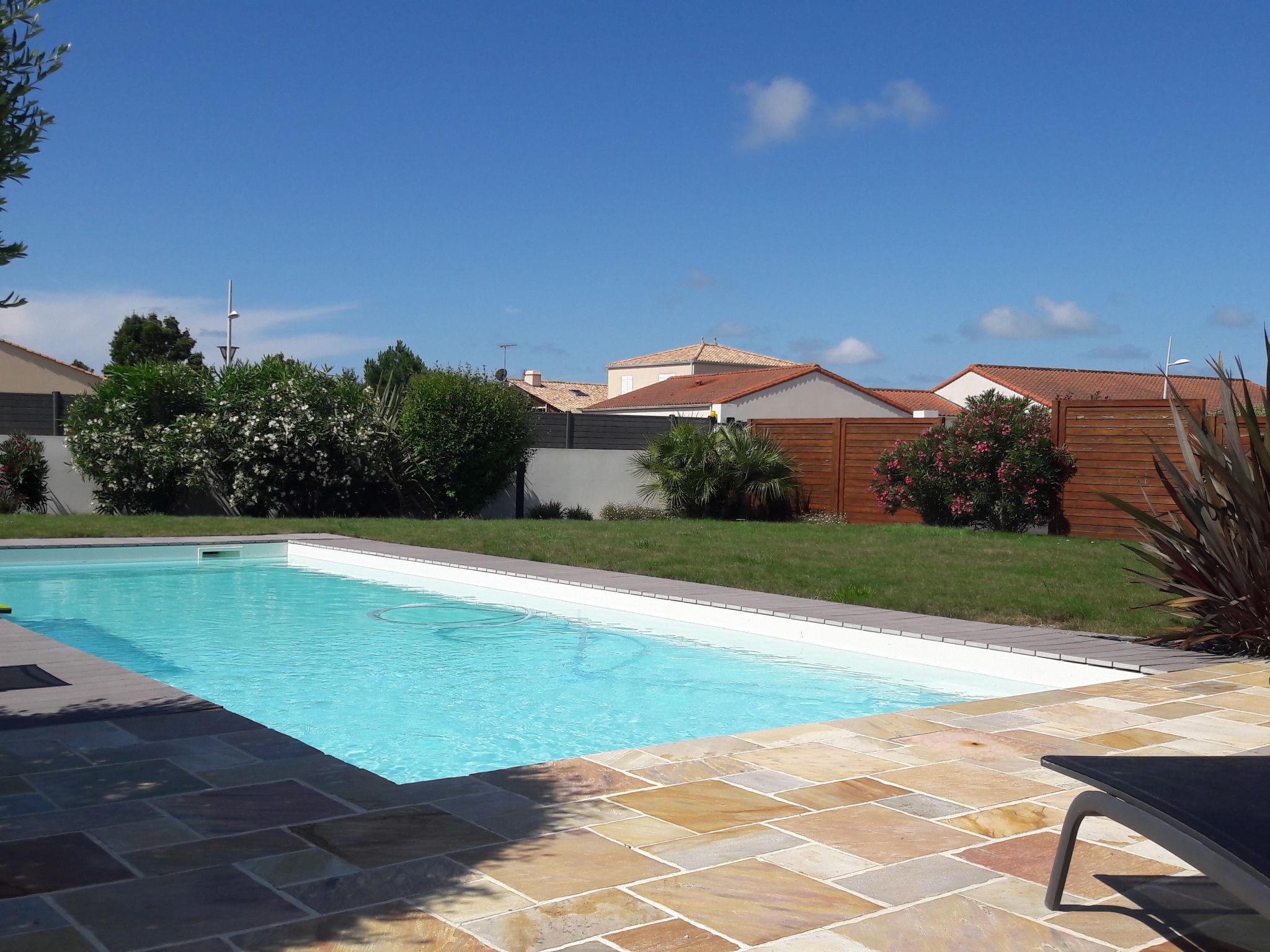 Foto 17 - Appartamento con 2 camere da letto a Saint-Gilles-Croix-de-Vie con piscina e vista mare