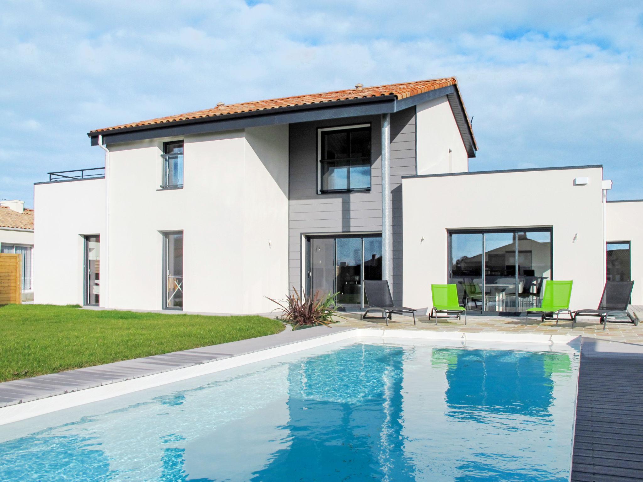 Foto 1 - Appartamento con 2 camere da letto a Saint-Gilles-Croix-de-Vie con piscina e giardino