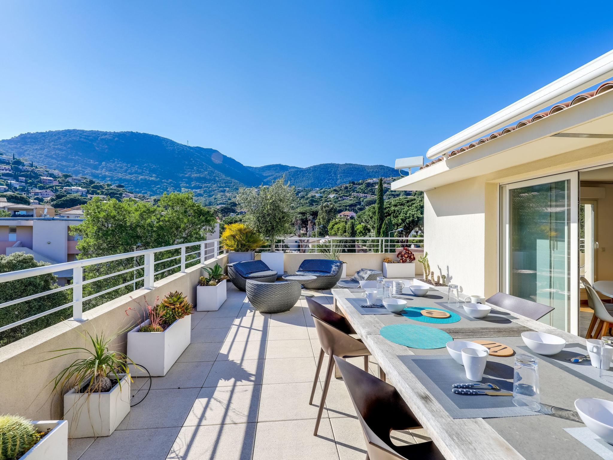 Foto 1 - Appartamento con 3 camere da letto a Cavalaire-sur-Mer con piscina e vista mare