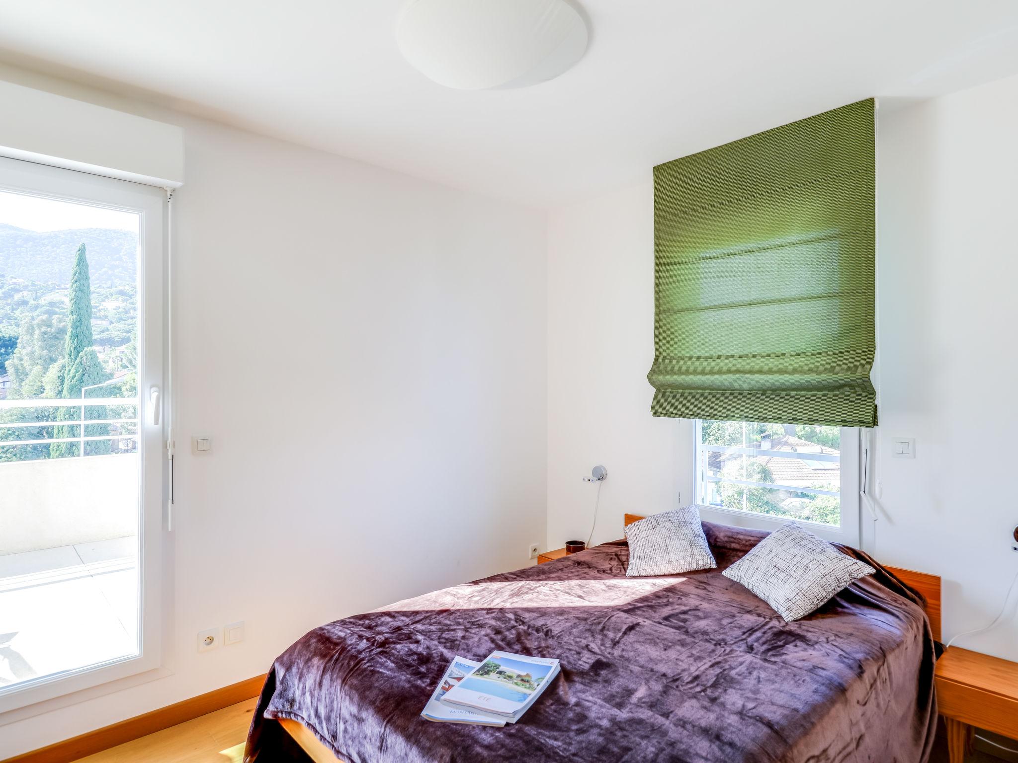 Foto 9 - Appartamento con 3 camere da letto a Cavalaire-sur-Mer con piscina e vista mare