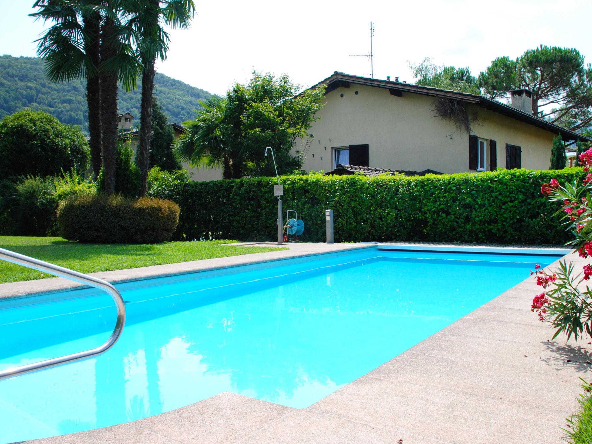 Foto 1 - Appartamento con 1 camera da letto a Caslano con piscina e vista sulle montagne