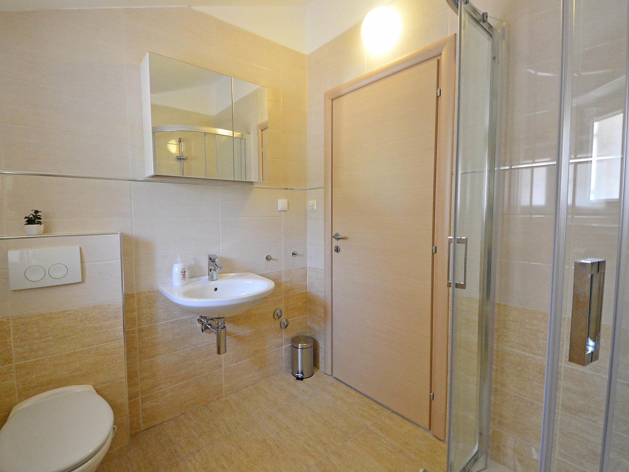 Foto 14 - Apartment mit 2 Schlafzimmern in Dobrinj mit blick aufs meer