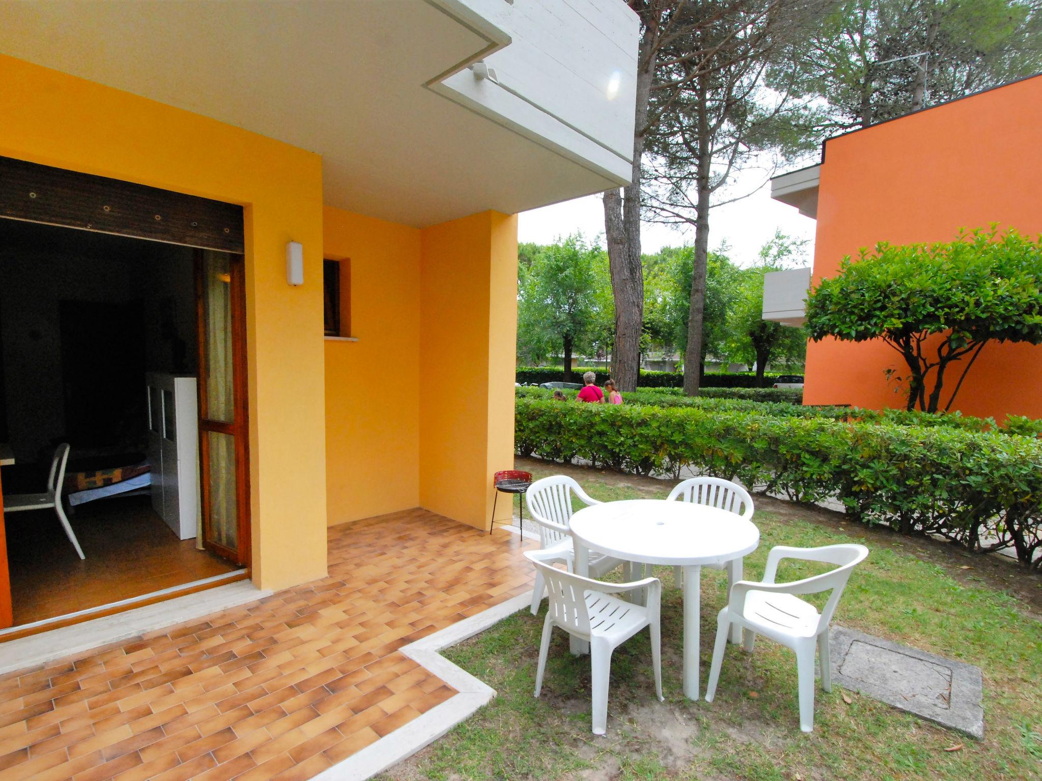 Foto 12 - Apartamento de 2 habitaciones en San Michele al Tagliamento con piscina y vistas al mar