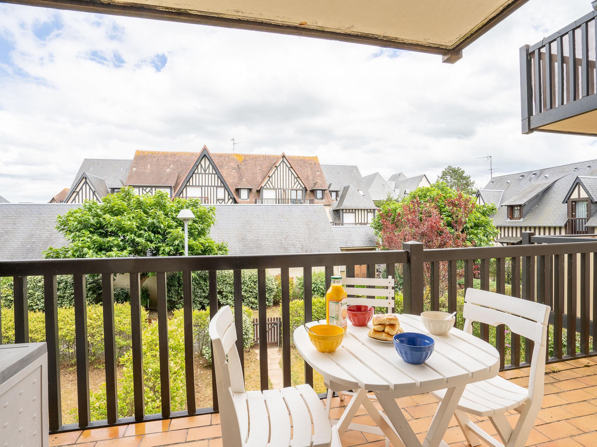 Foto 3 - Apartamento de 1 habitación en Cabourg con vistas al mar