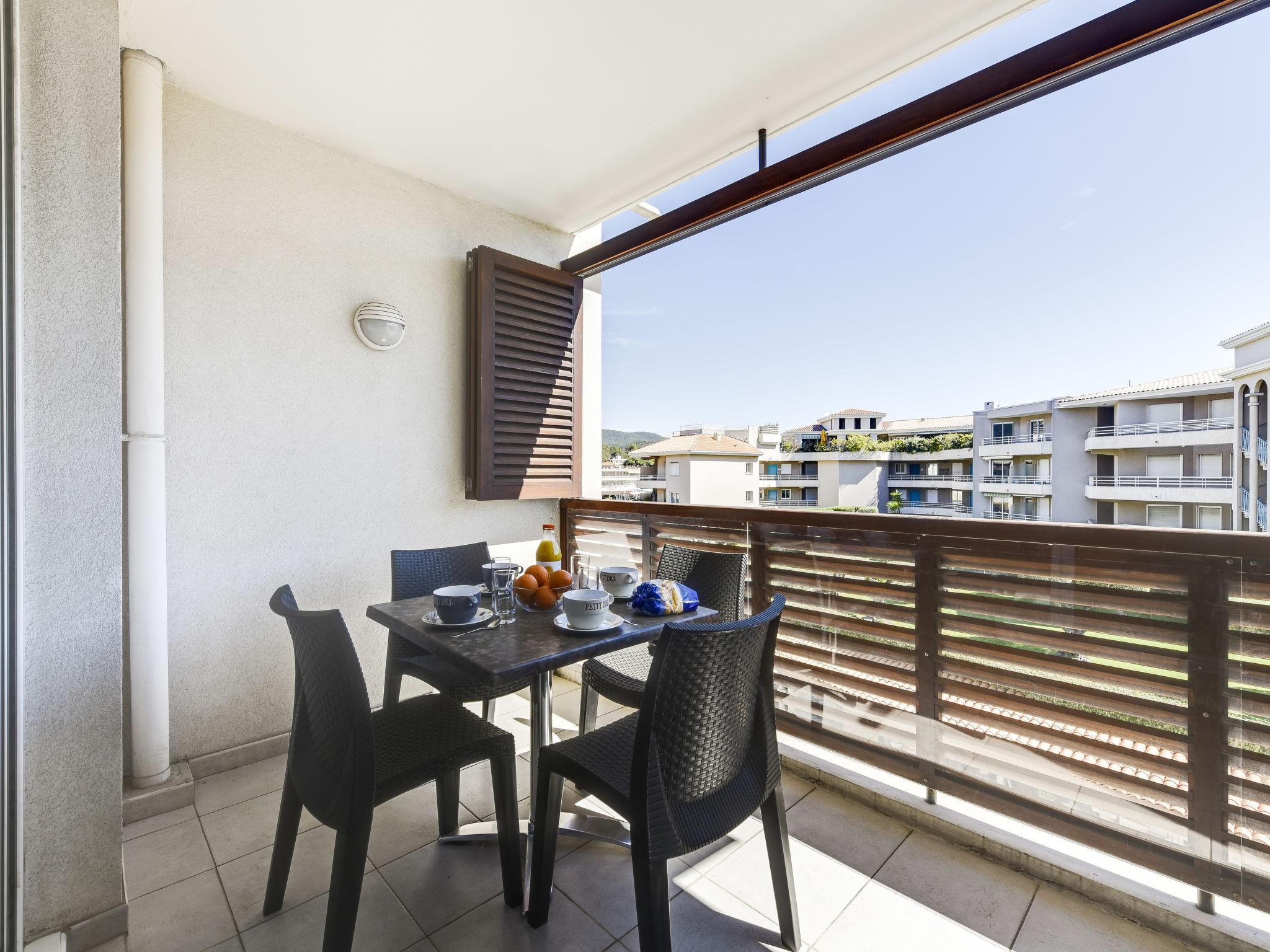 Foto 2 - Apartamento de 2 quartos em Cavalaire-sur-Mer com vistas do mar