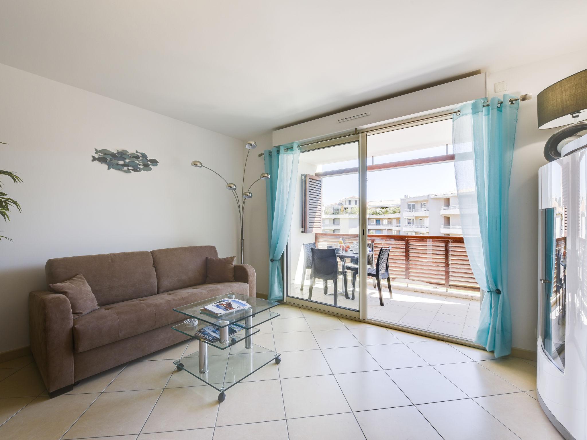 Foto 7 - Appartamento con 2 camere da letto a Cavalaire-sur-Mer con vista mare