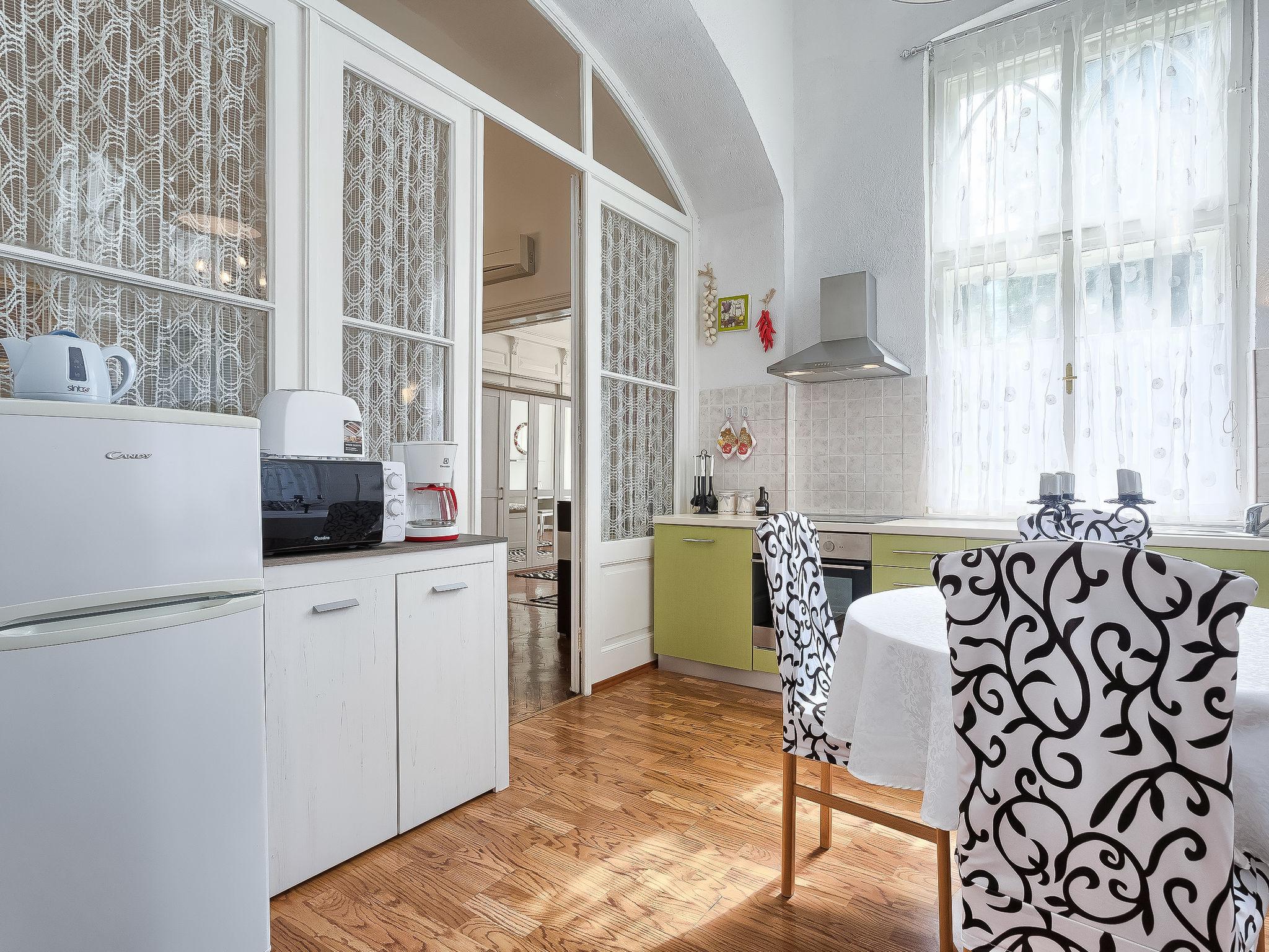 Foto 7 - Apartamento de 2 habitaciones en Pula con jardín y vistas al mar