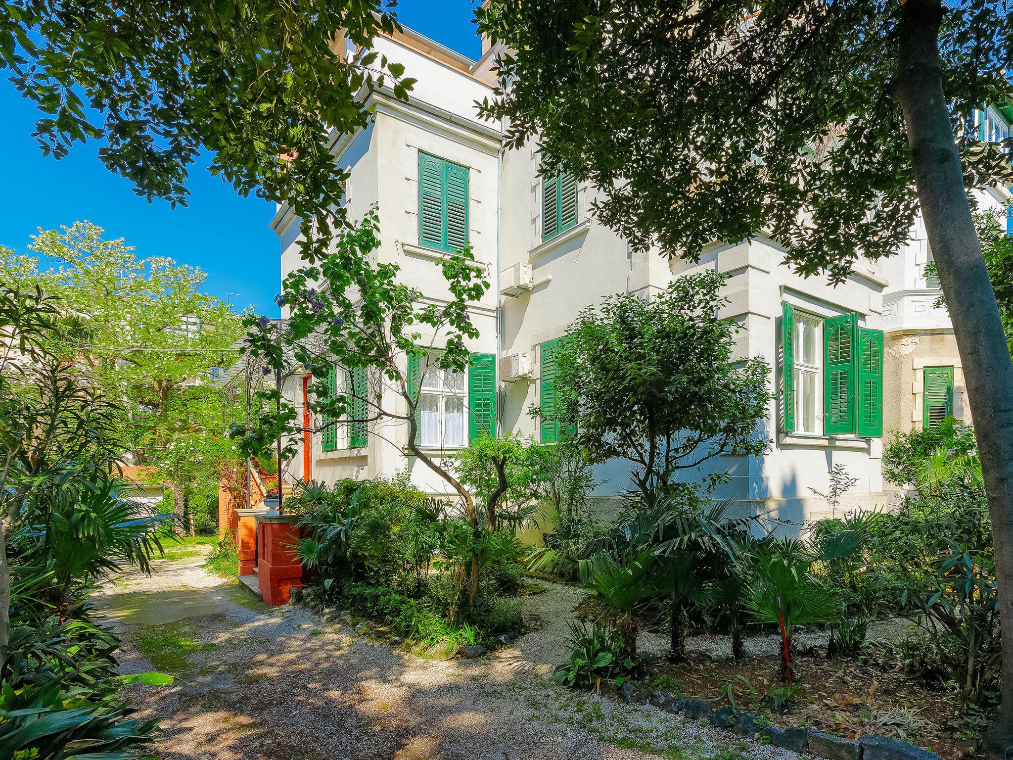 Photo 1 - Appartement de 2 chambres à Pula avec jardin et vues à la mer