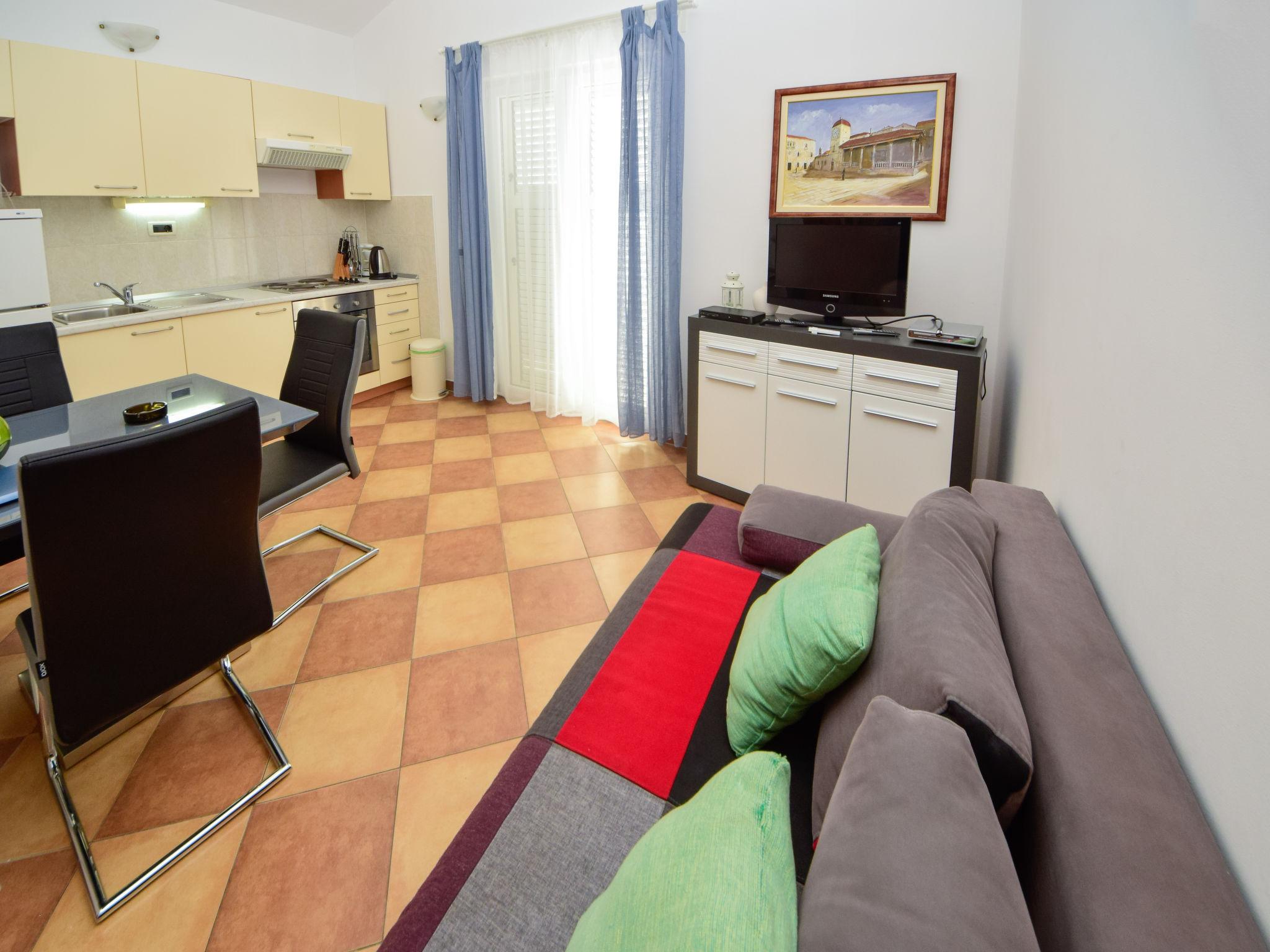 Foto 5 - Appartamento con 1 camera da letto a Trogir con piscina e vista mare