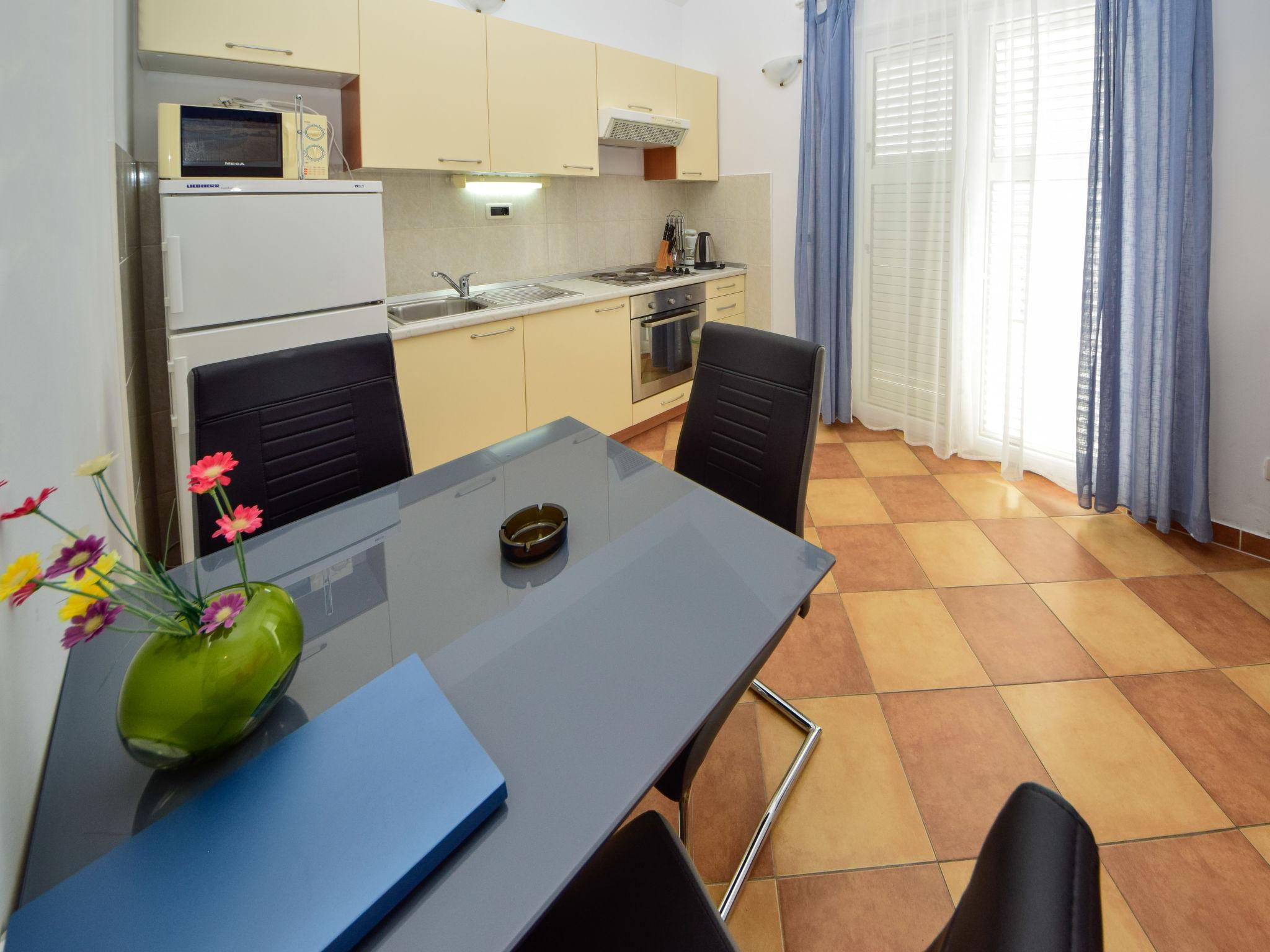 Foto 7 - Appartamento con 1 camera da letto a Trogir con piscina e vista mare