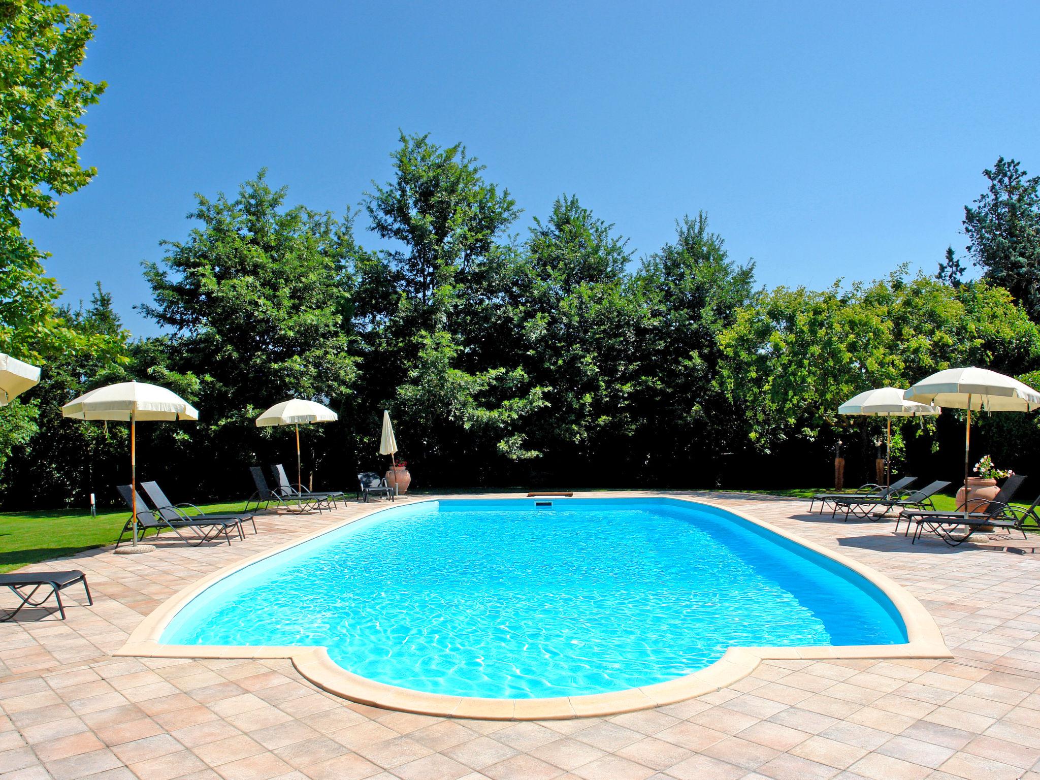 Photo 25 - 2 bedroom House in Castellina in Chianti with swimming pool and garden