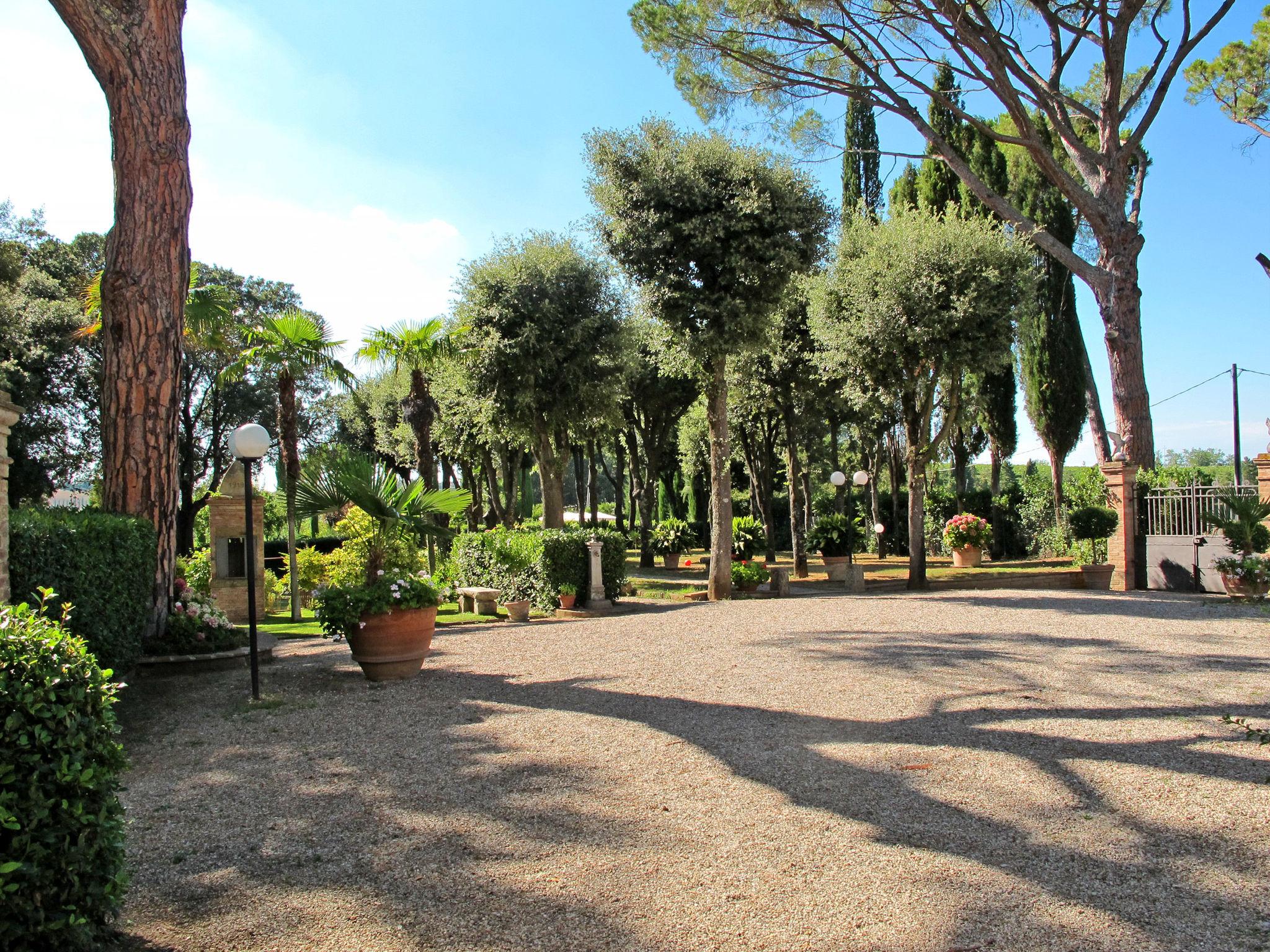 Foto 35 - Appartamento con 3 camere da letto a Poggibonsi con piscina e giardino