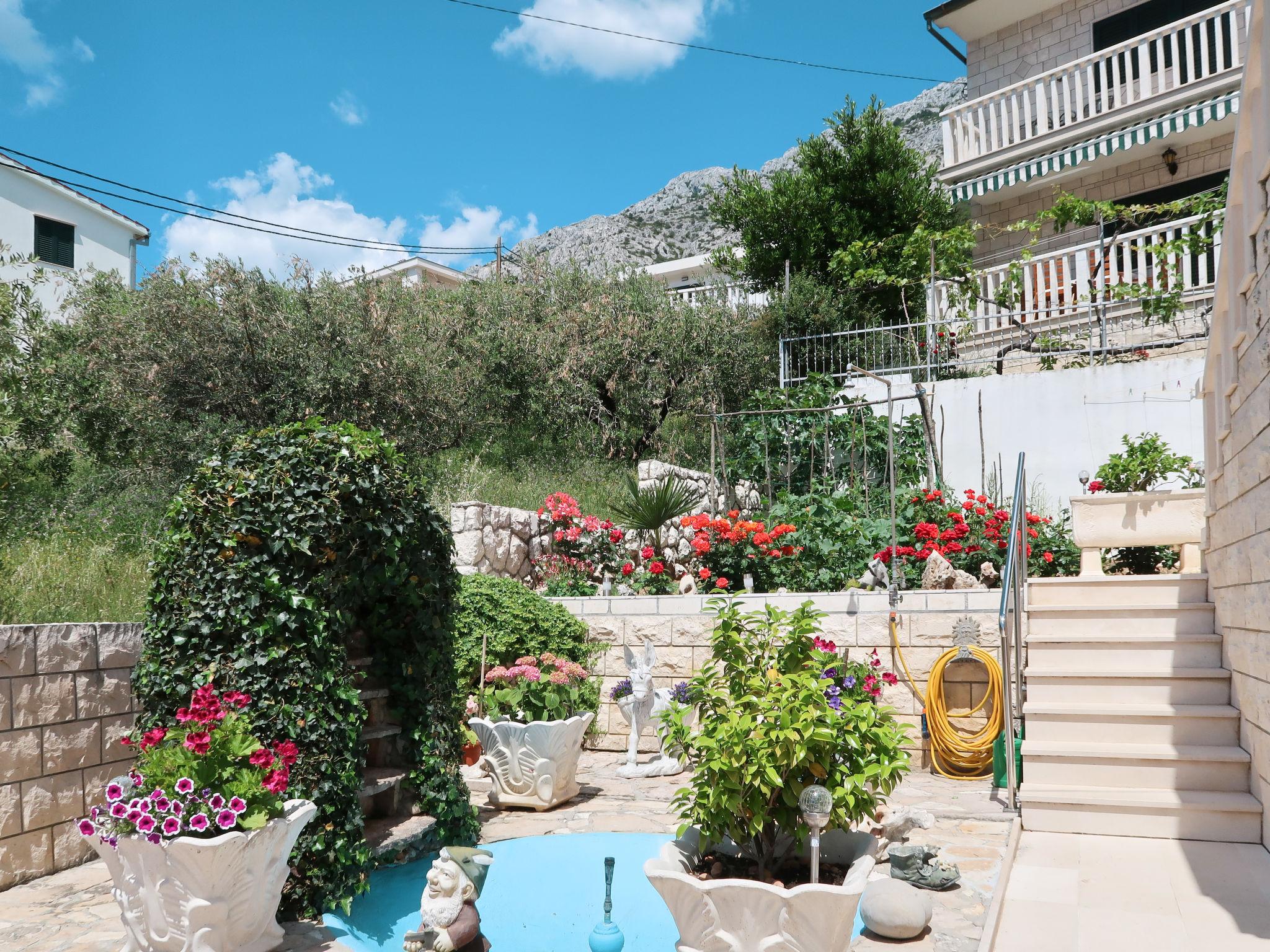 Photo 16 - 2 bedroom Apartment in Omiš with garden and terrace