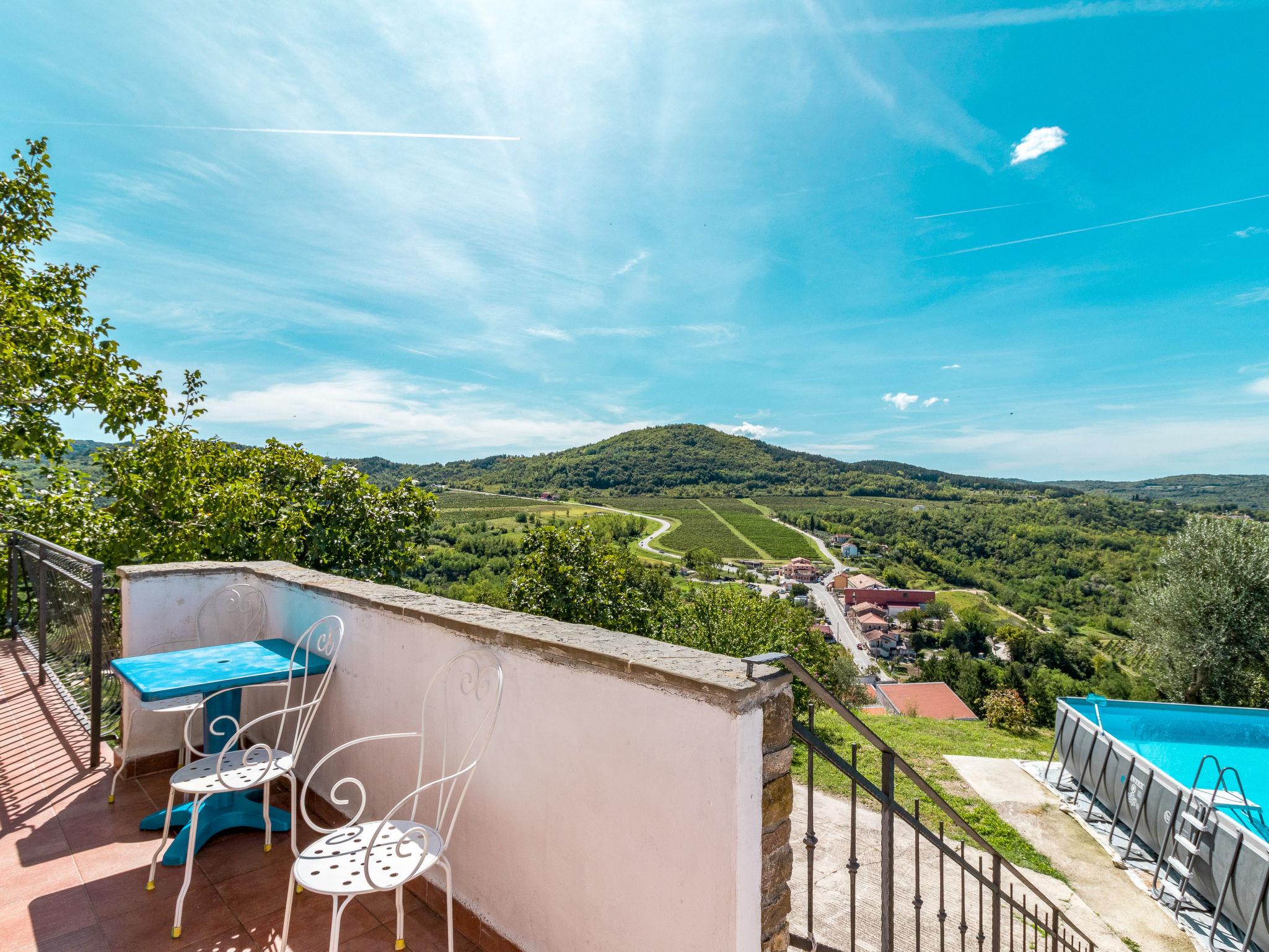 Photo 2 - Maison de 3 chambres à Motovun avec piscine privée et jardin