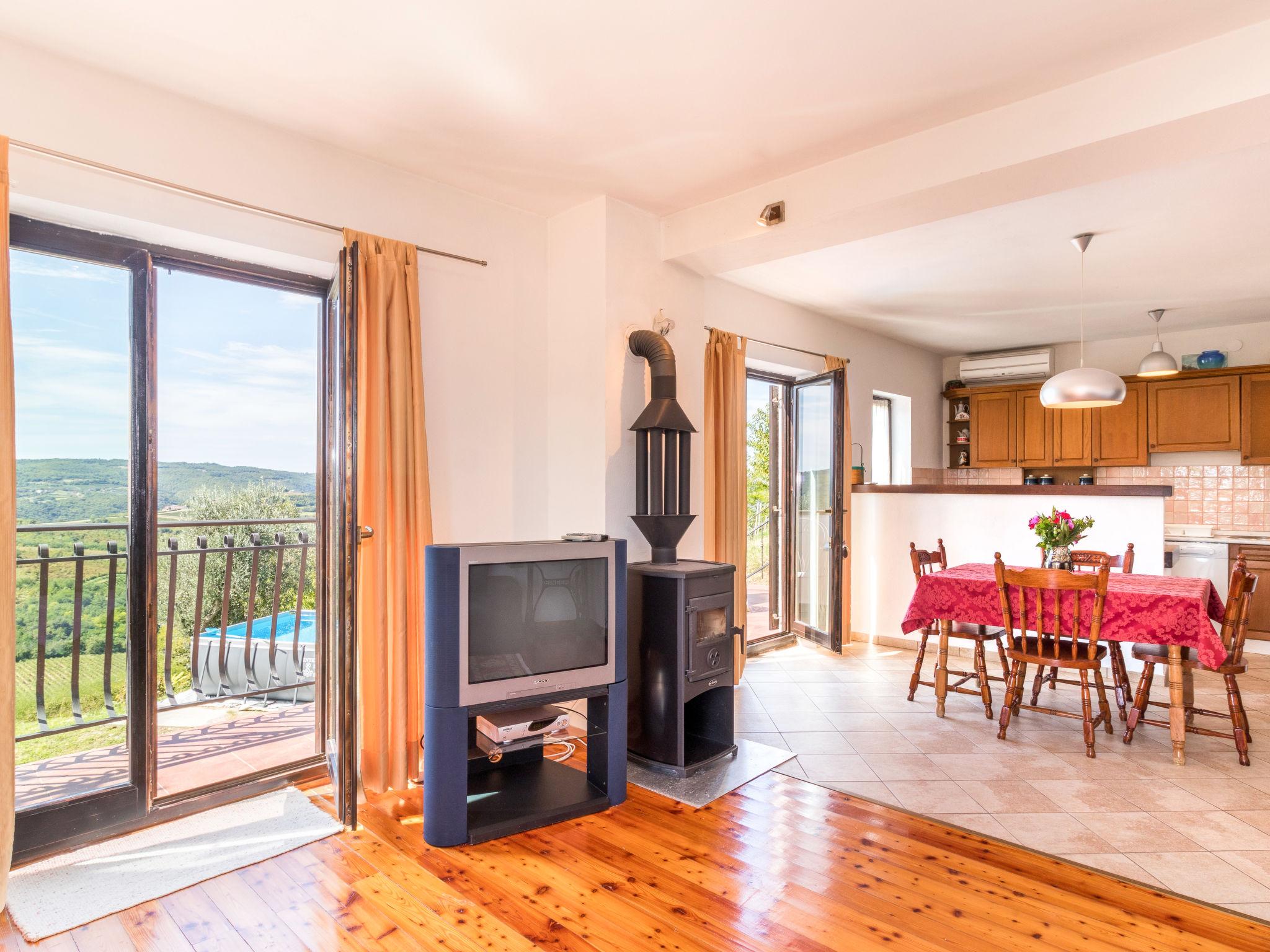 Photo 3 - Maison de 3 chambres à Motovun avec piscine privée et jardin