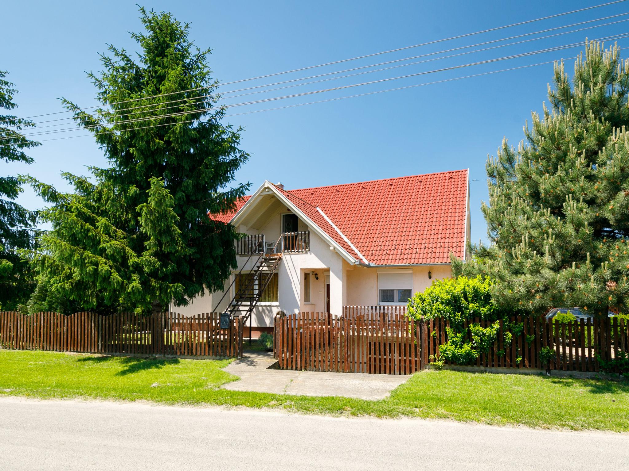 Foto 1 - Apartamento de 3 quartos em Balatonőszöd com jardim e vista para a montanha