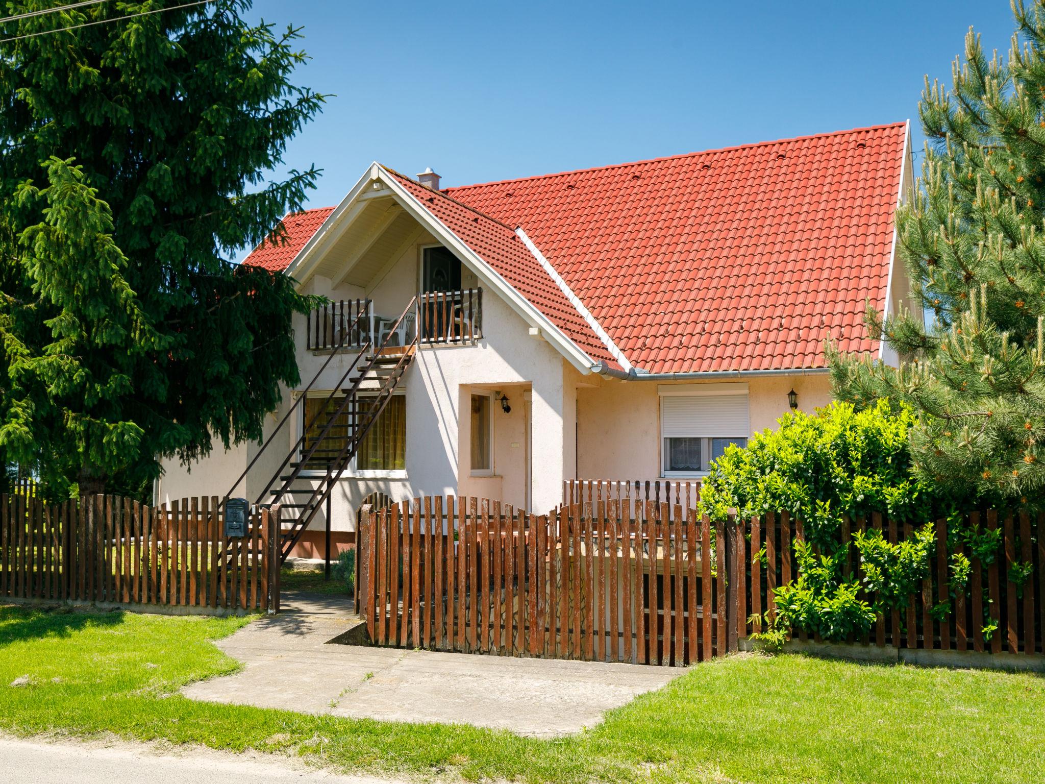 Foto 1 - Appartamento con 2 camere da letto a Balatonőszöd con giardino e vista sulle montagne